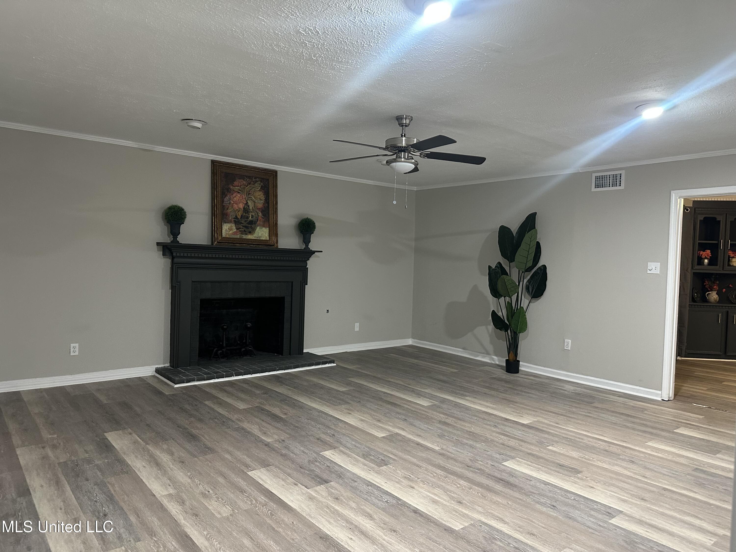 191 Ted Circle Property Photo 6