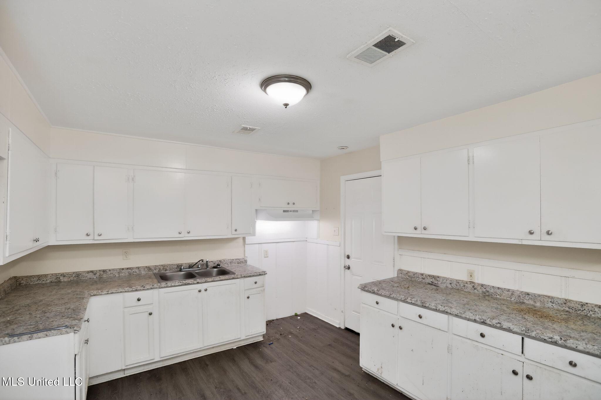 2815 Tara Road Property Photo 16
