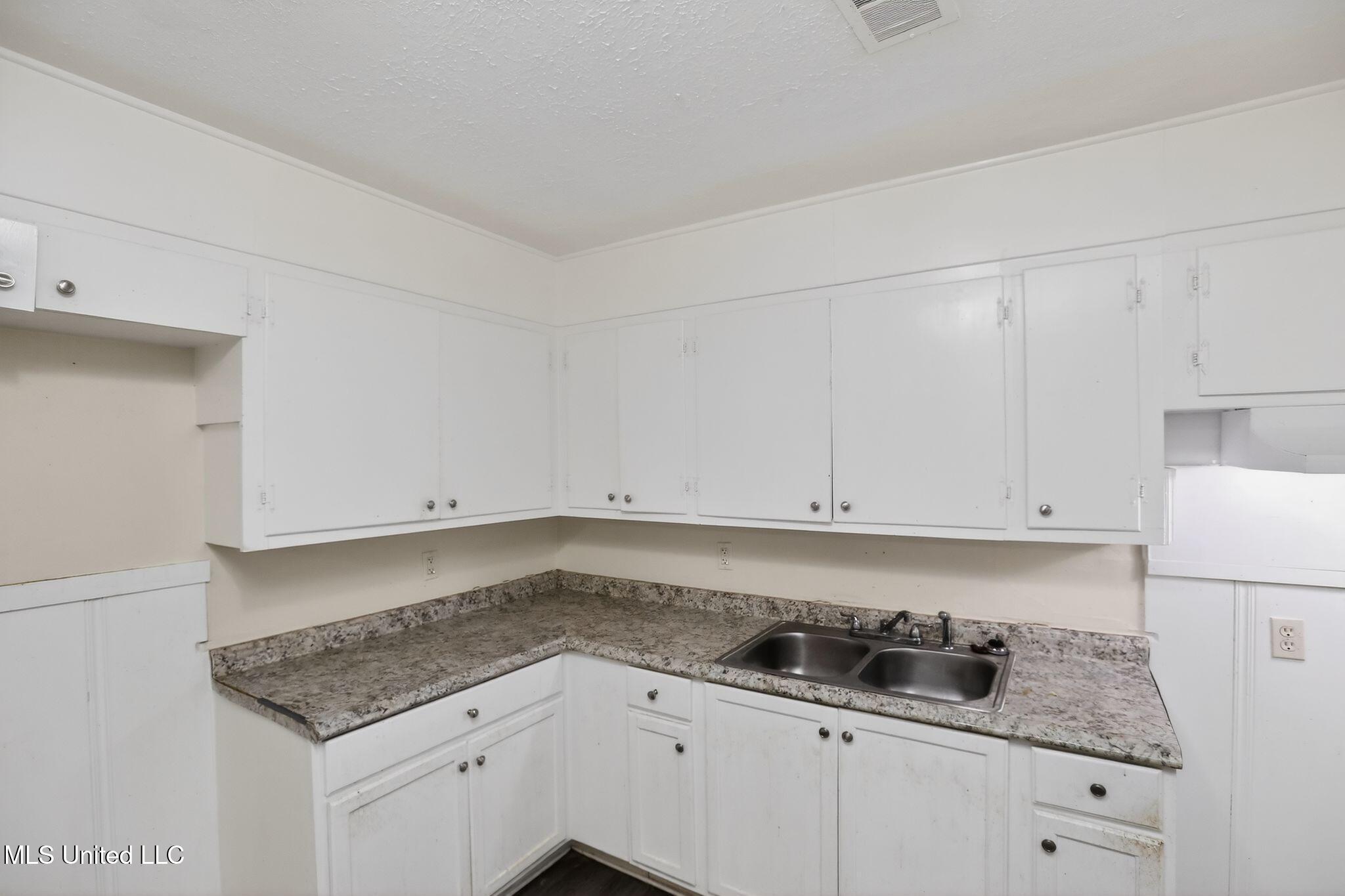 2815 Tara Road Property Photo 17