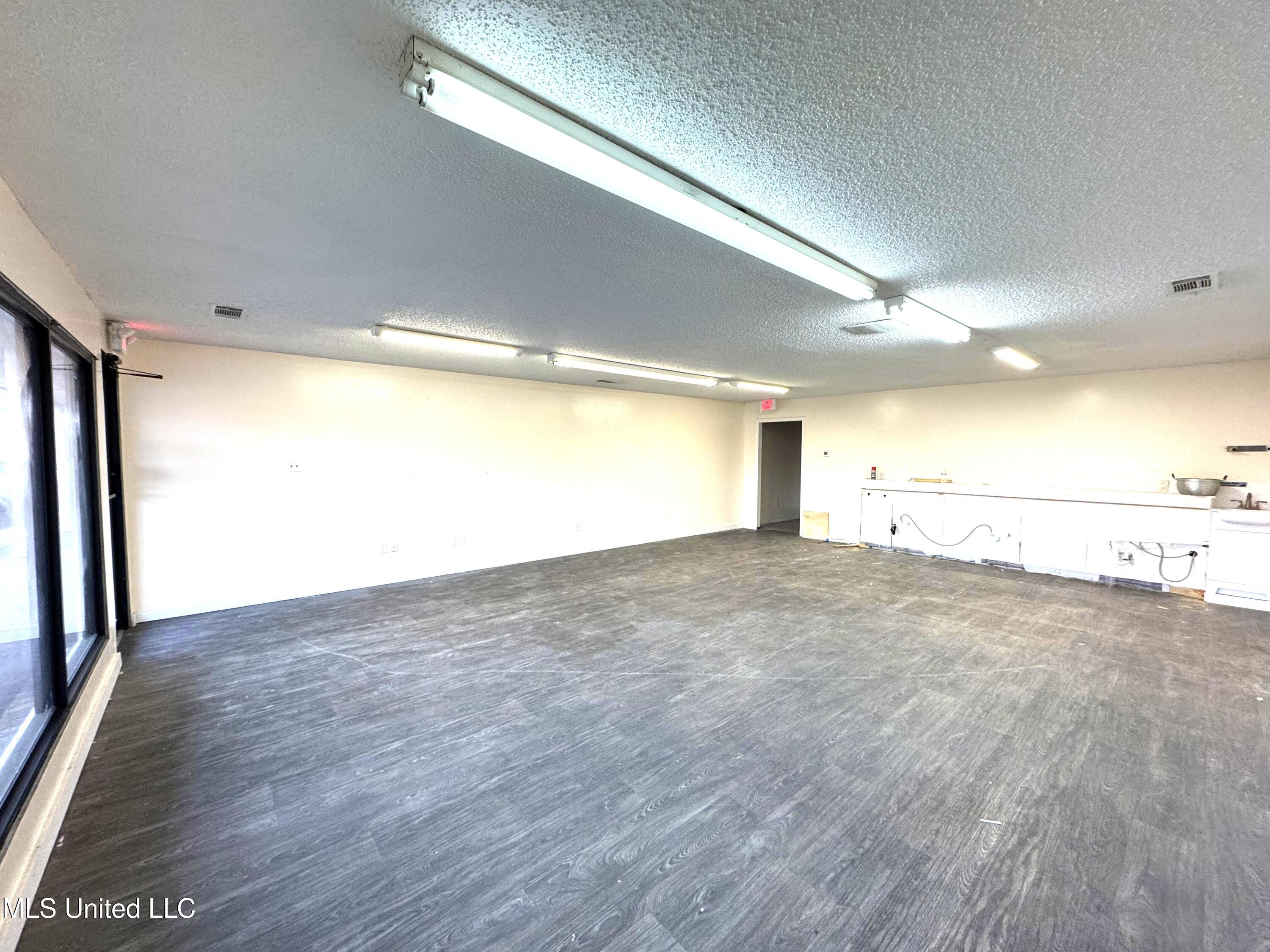 7122 N Hwy 301 Property Photo 3
