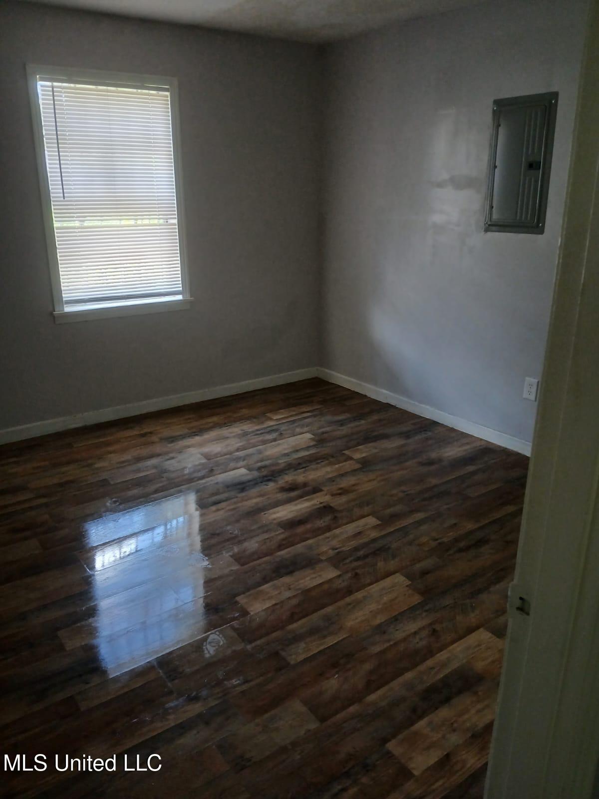 2858 Queensroad Avenue Property Photo 4