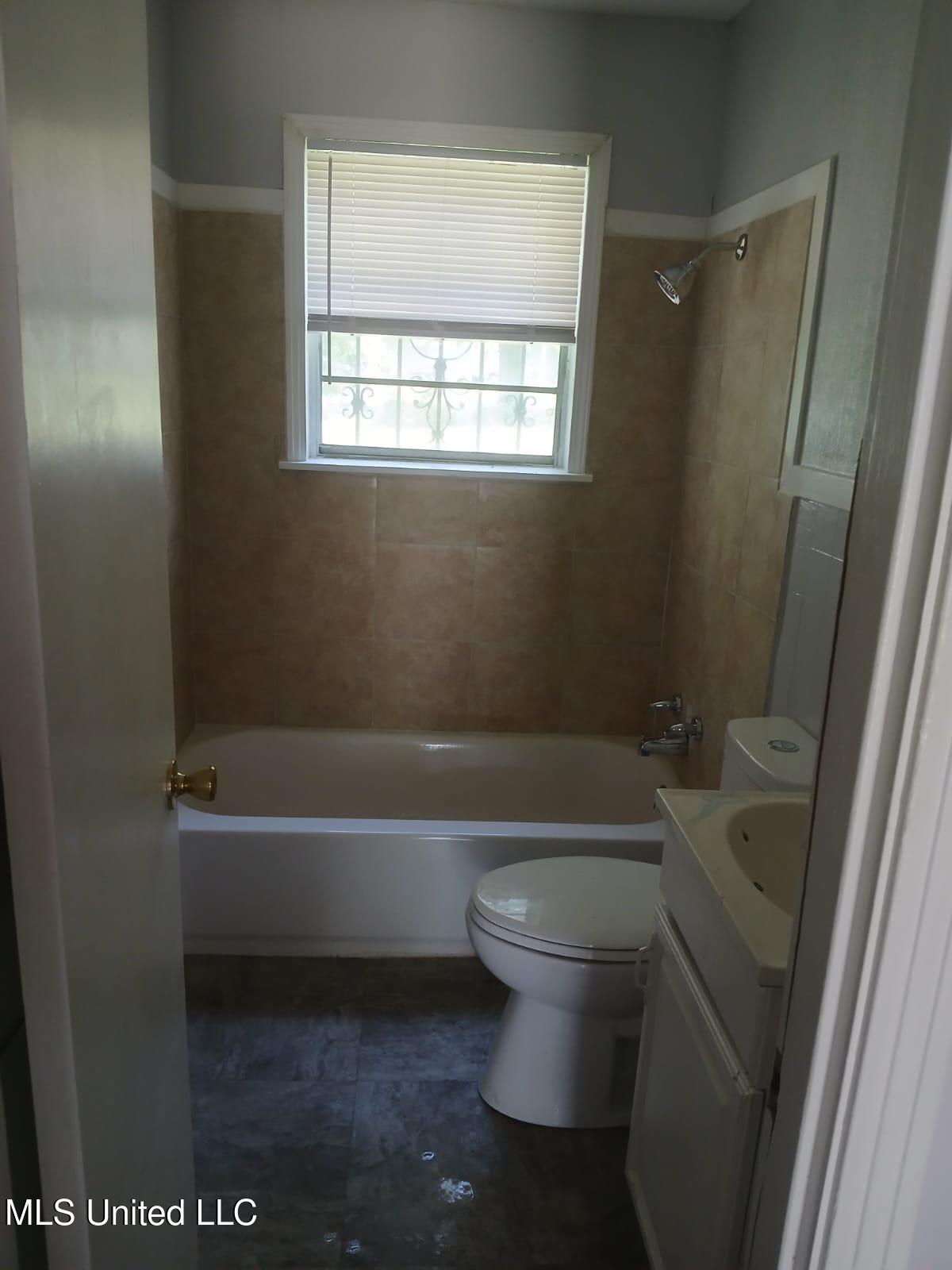 2858 Queensroad Avenue Property Photo 6