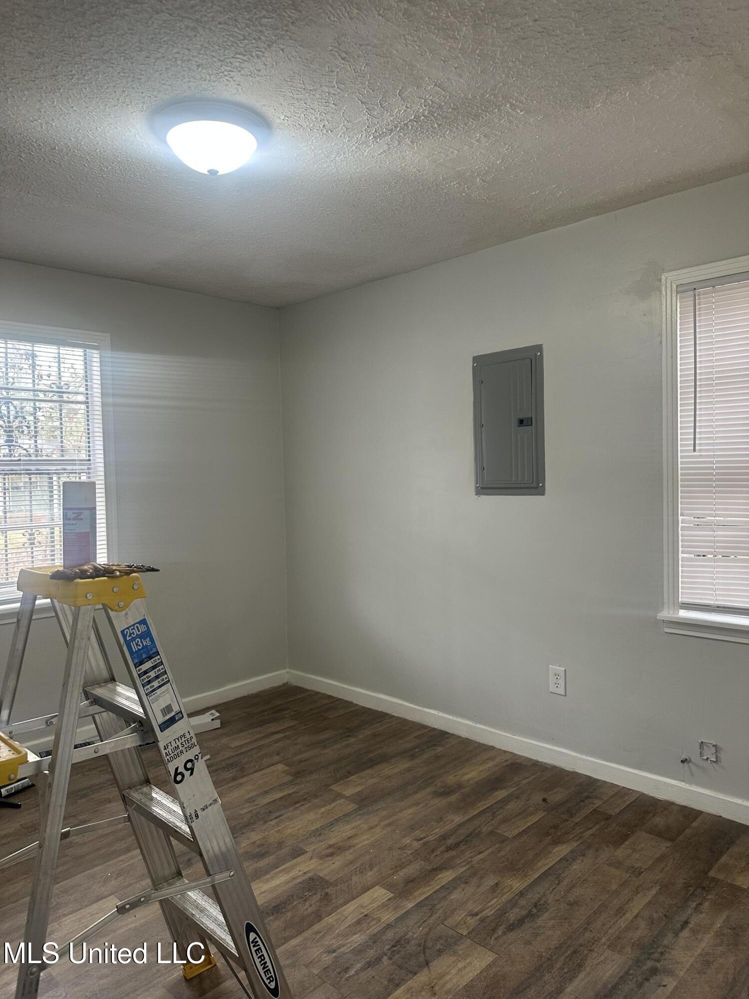 2858 Queensroad Avenue Property Photo 8