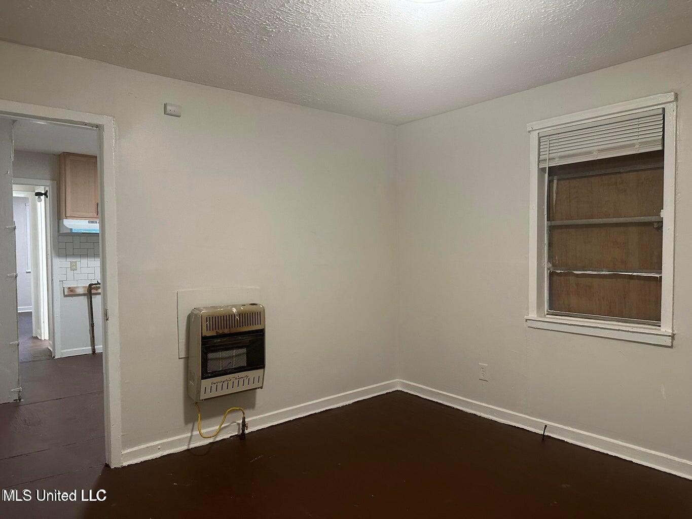 2221 Woodlawn Property Photo 4