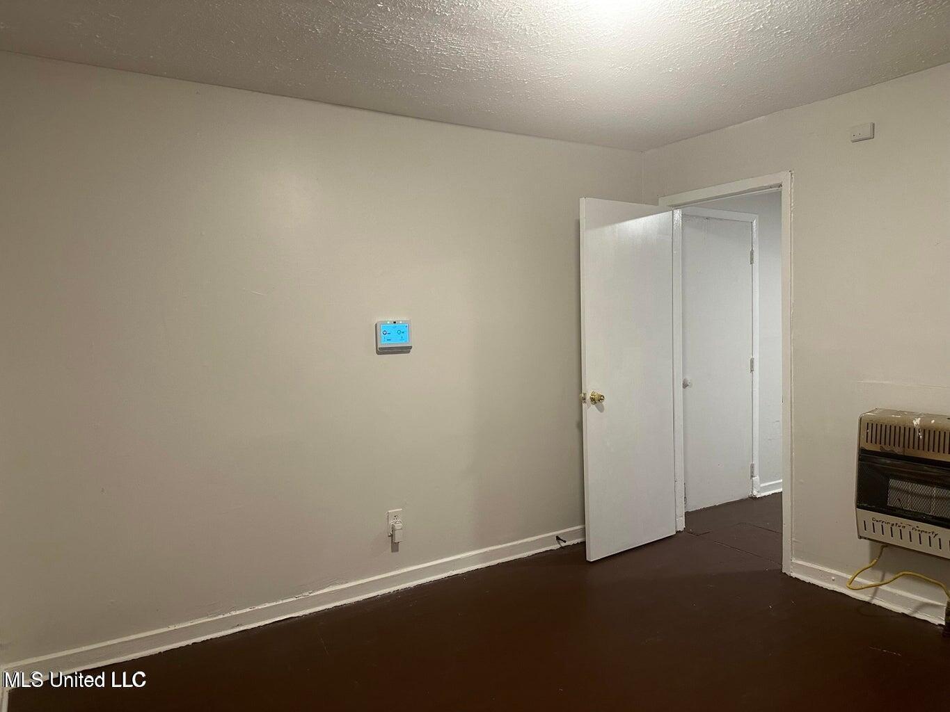 2221 Woodlawn Property Photo 5