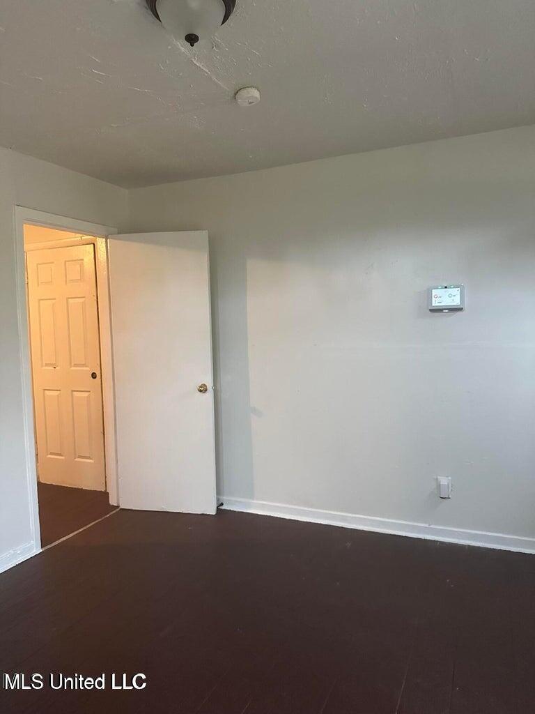 2221 Woodlawn Property Photo 6