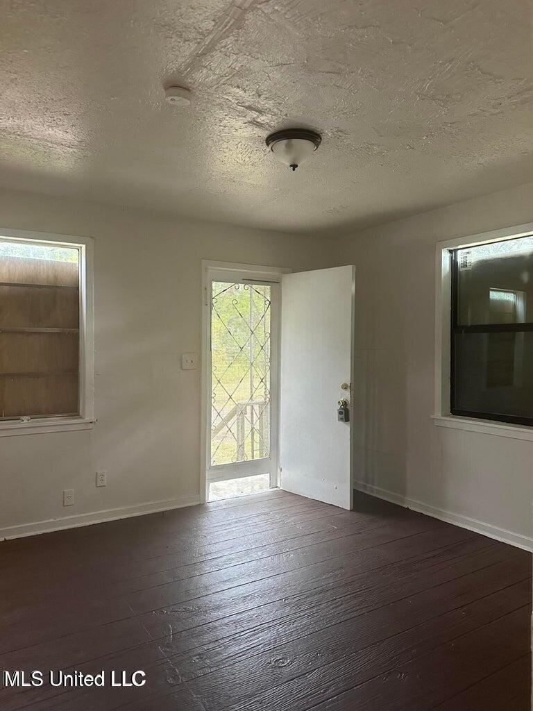 2221 Woodlawn Property Photo 7