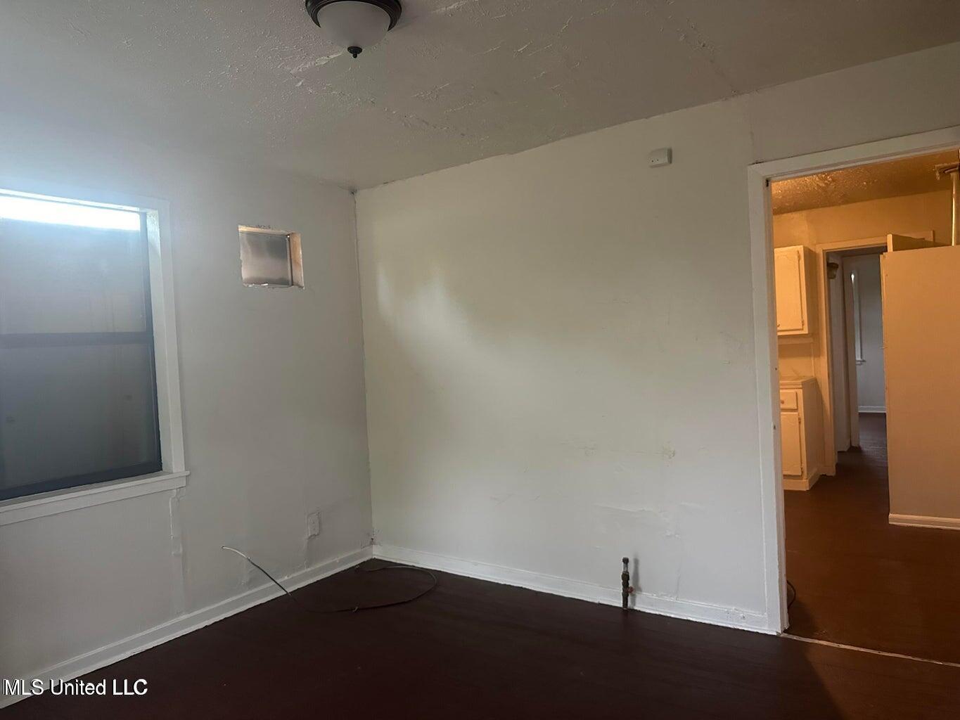 2221 Woodlawn Property Photo 8