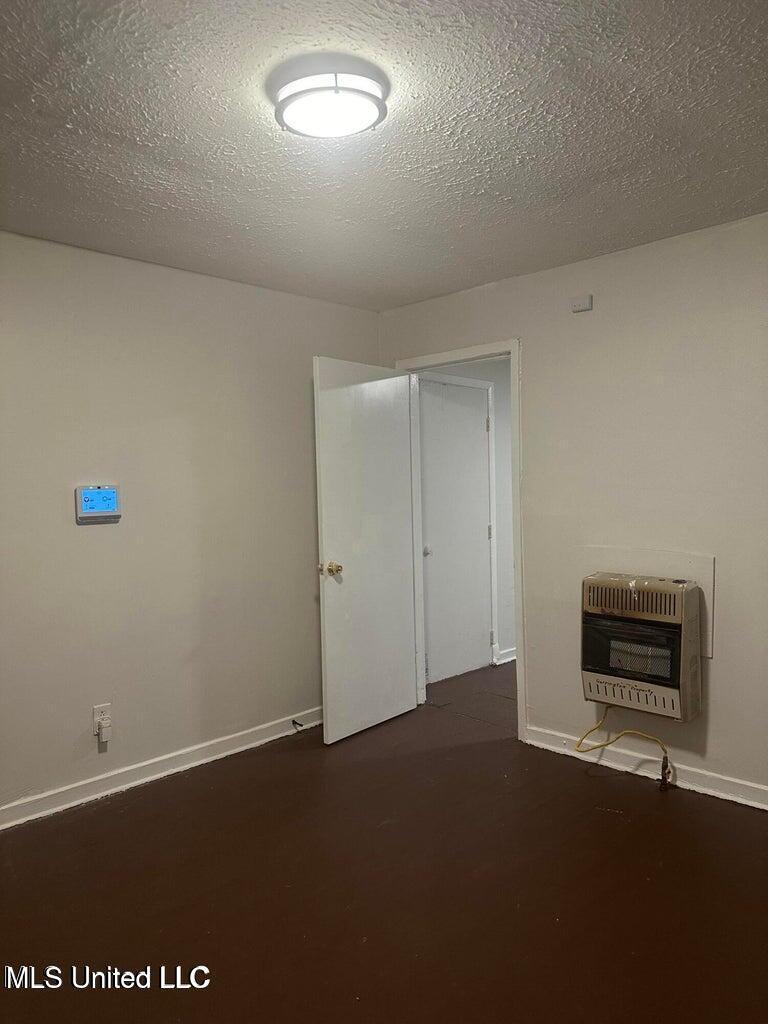 2221 Woodlawn Property Photo 9
