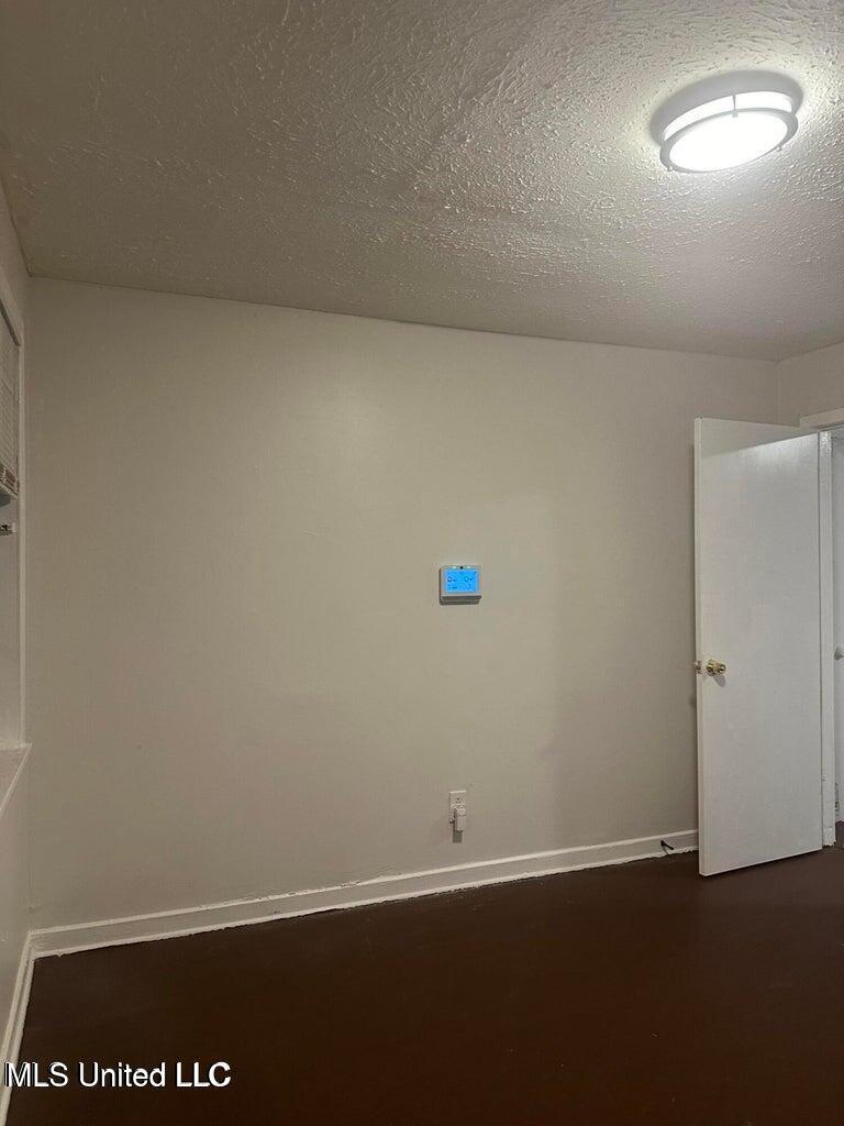 2221 Woodlawn Property Photo 10