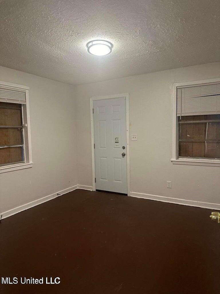 2221 Woodlawn Property Photo 12