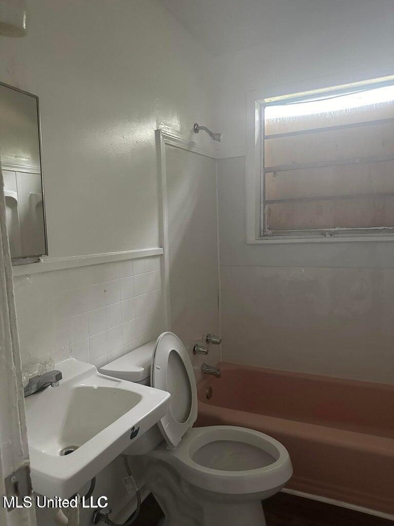 2221 Woodlawn Property Photo 31