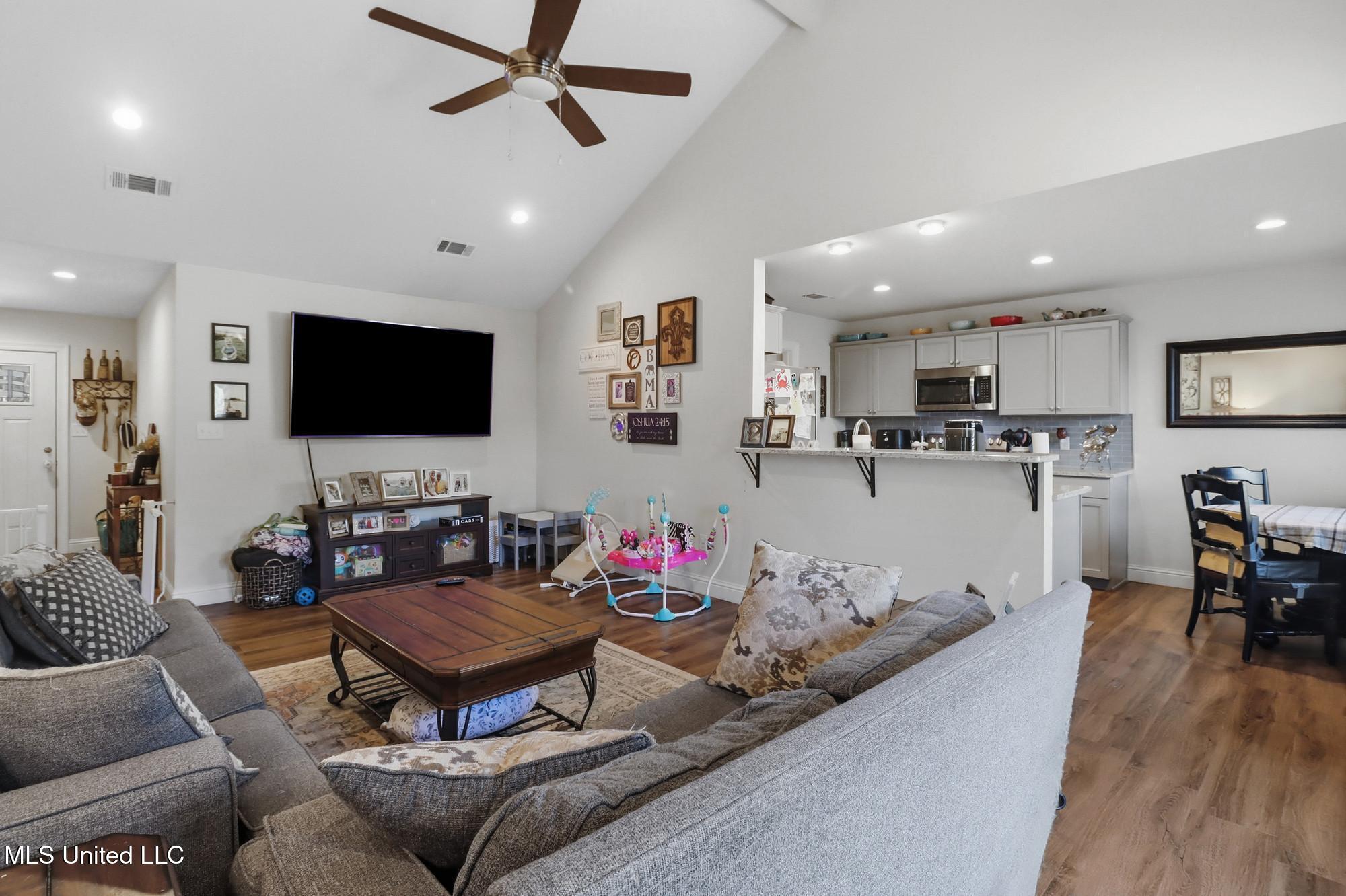 1132 Ash Street Property Photo 4