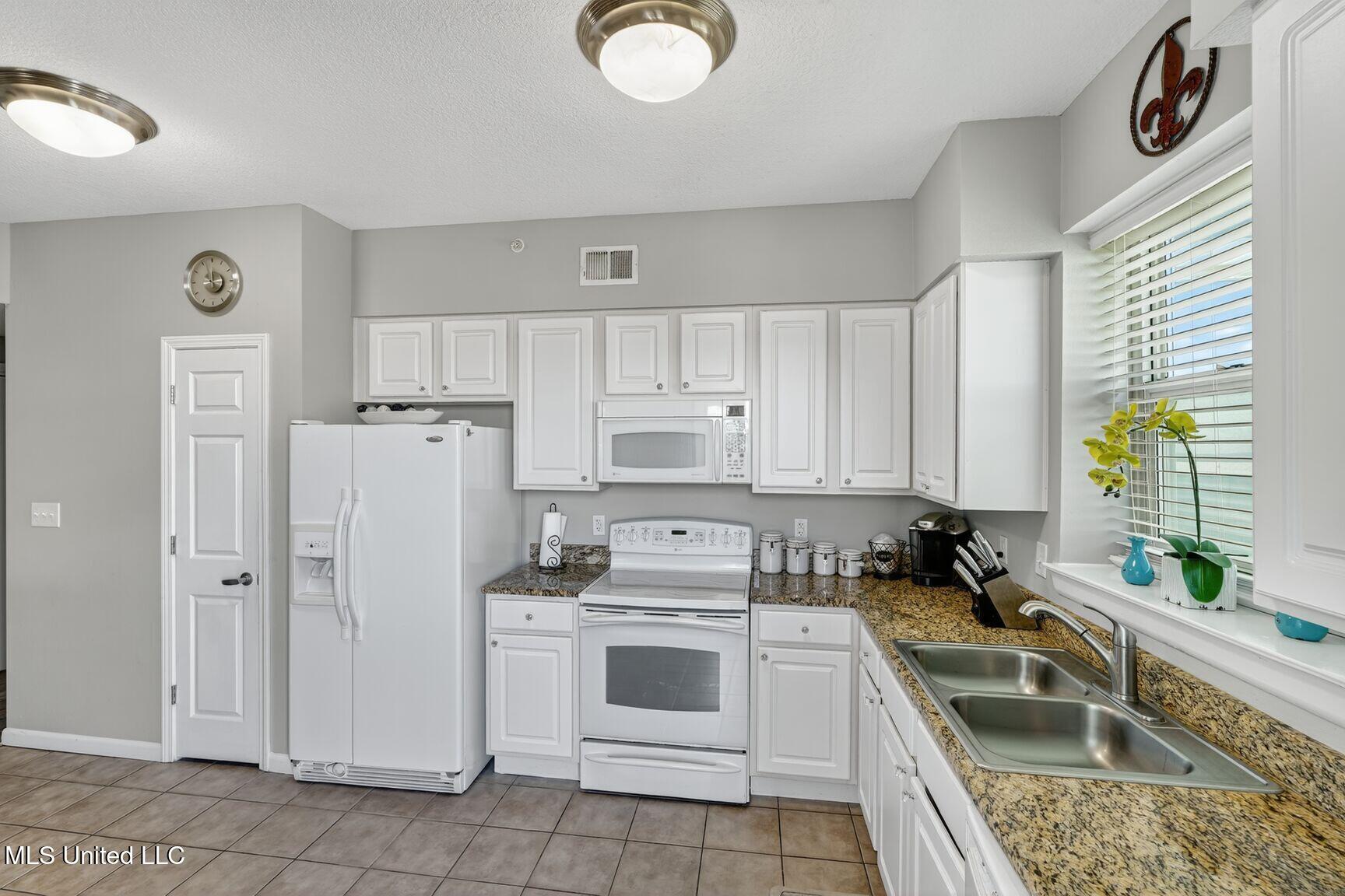 2228 Beach Drive Property Photo 12