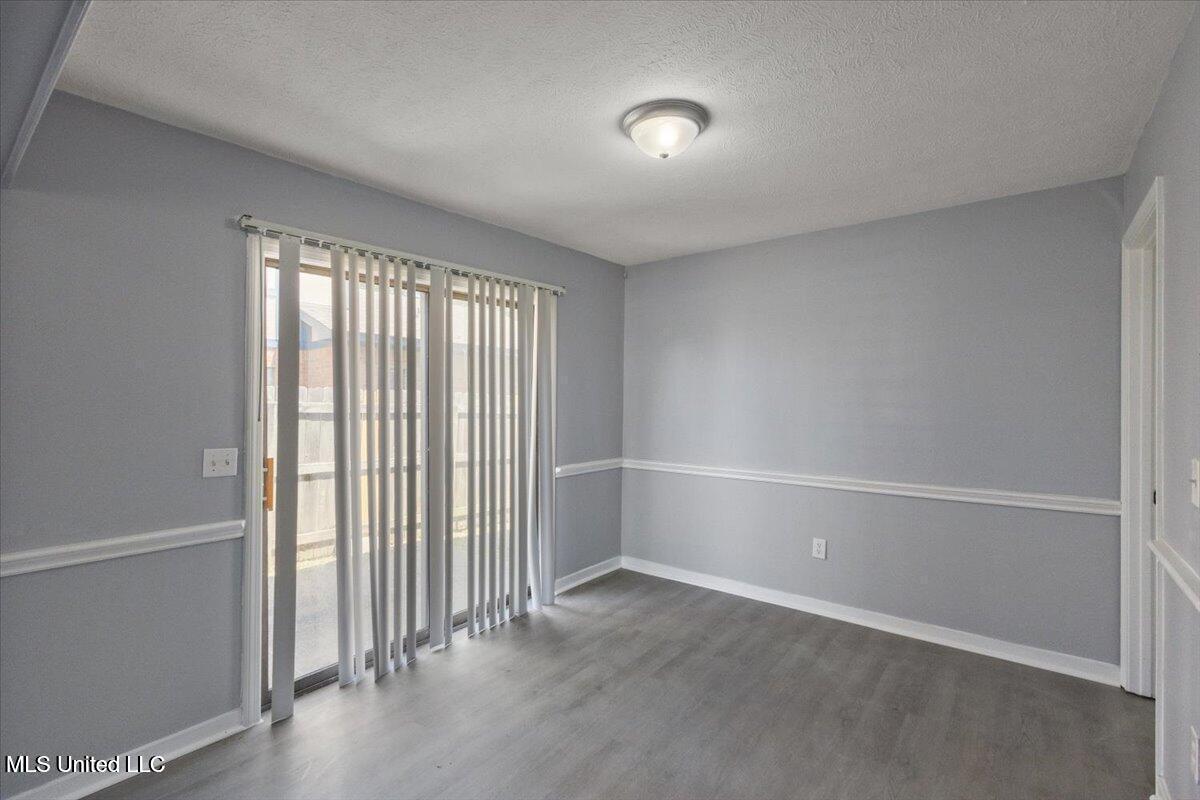 2455 River Oaks Boulevard Property Photo 9