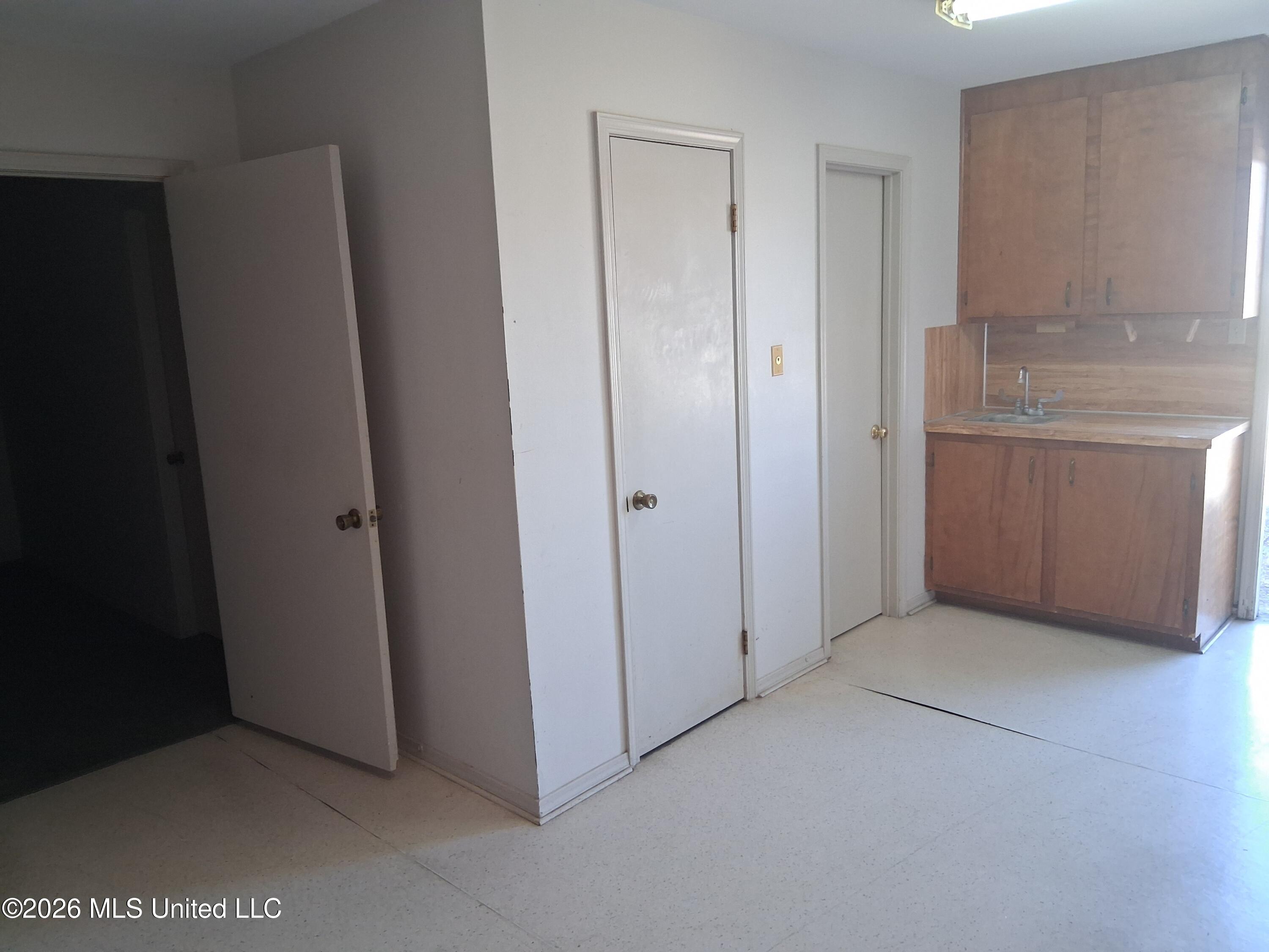 100 Lincoln Avenue Property Photo 6