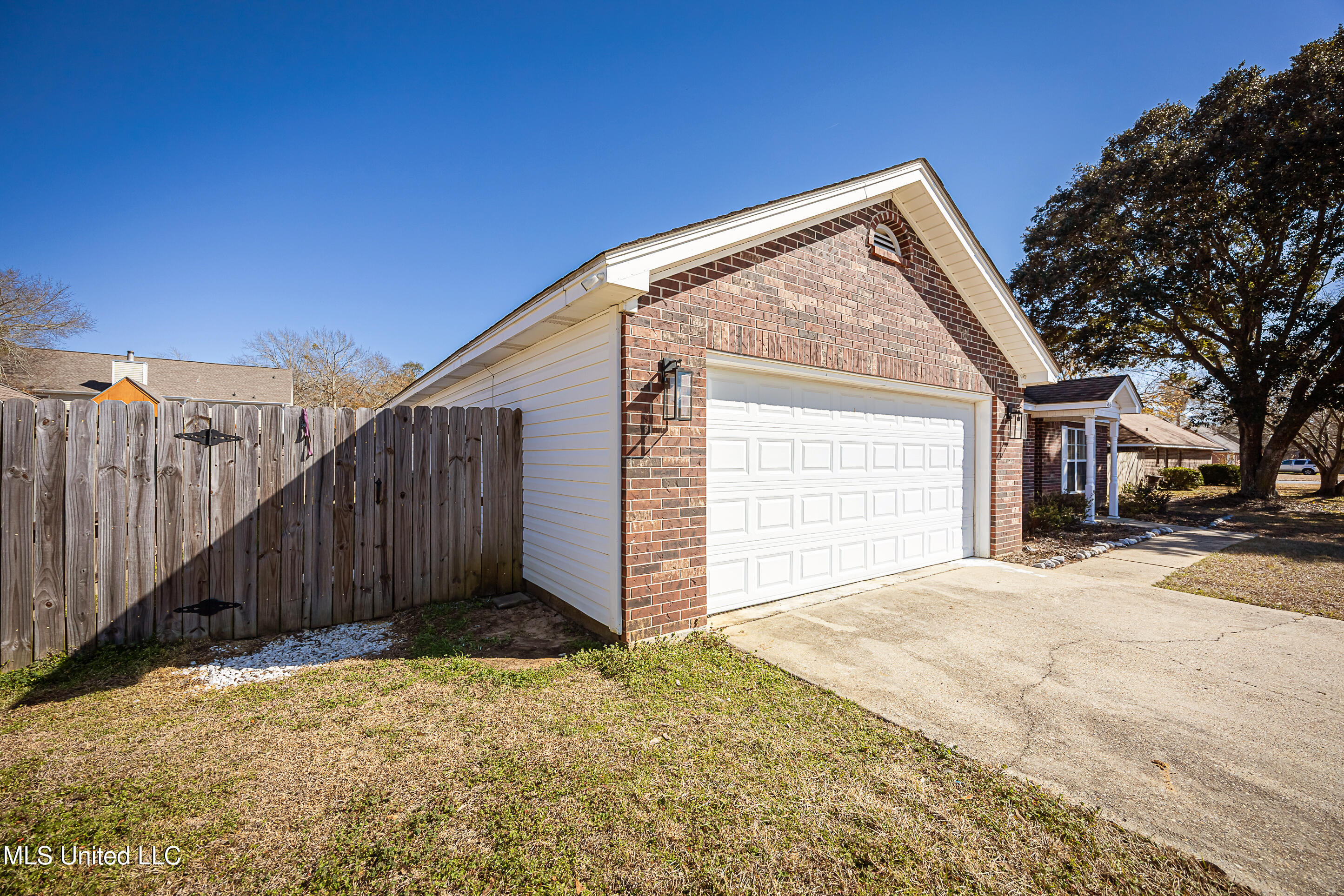 6816 Southwind Drive Property Photo 5