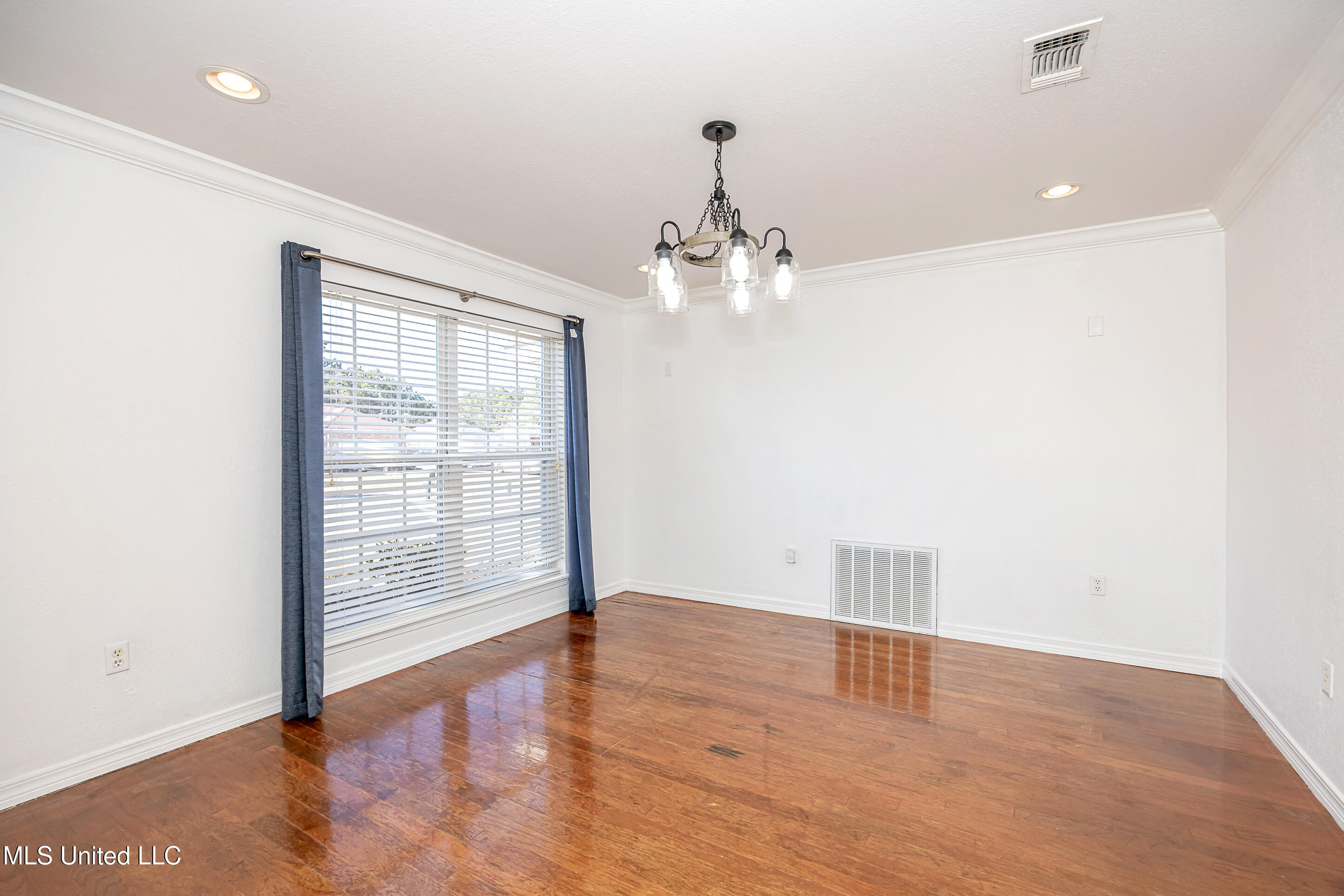 6816 Southwind Drive Property Photo 11