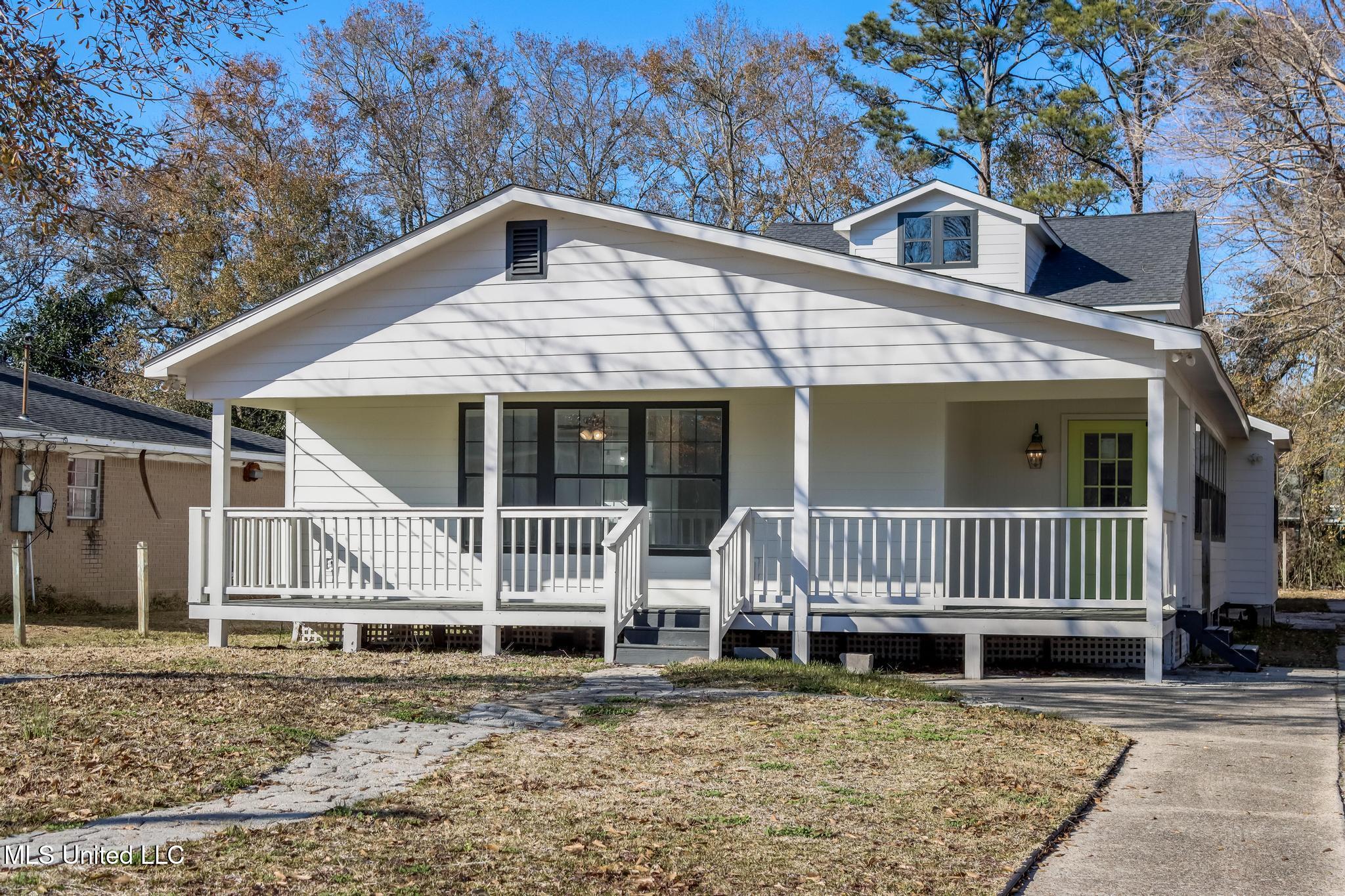 200 La Rosa Road Property Photo 1
