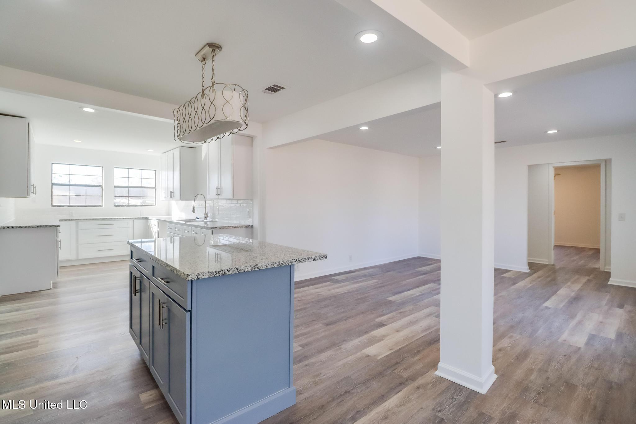 200 La Rosa Road Property Photo 4