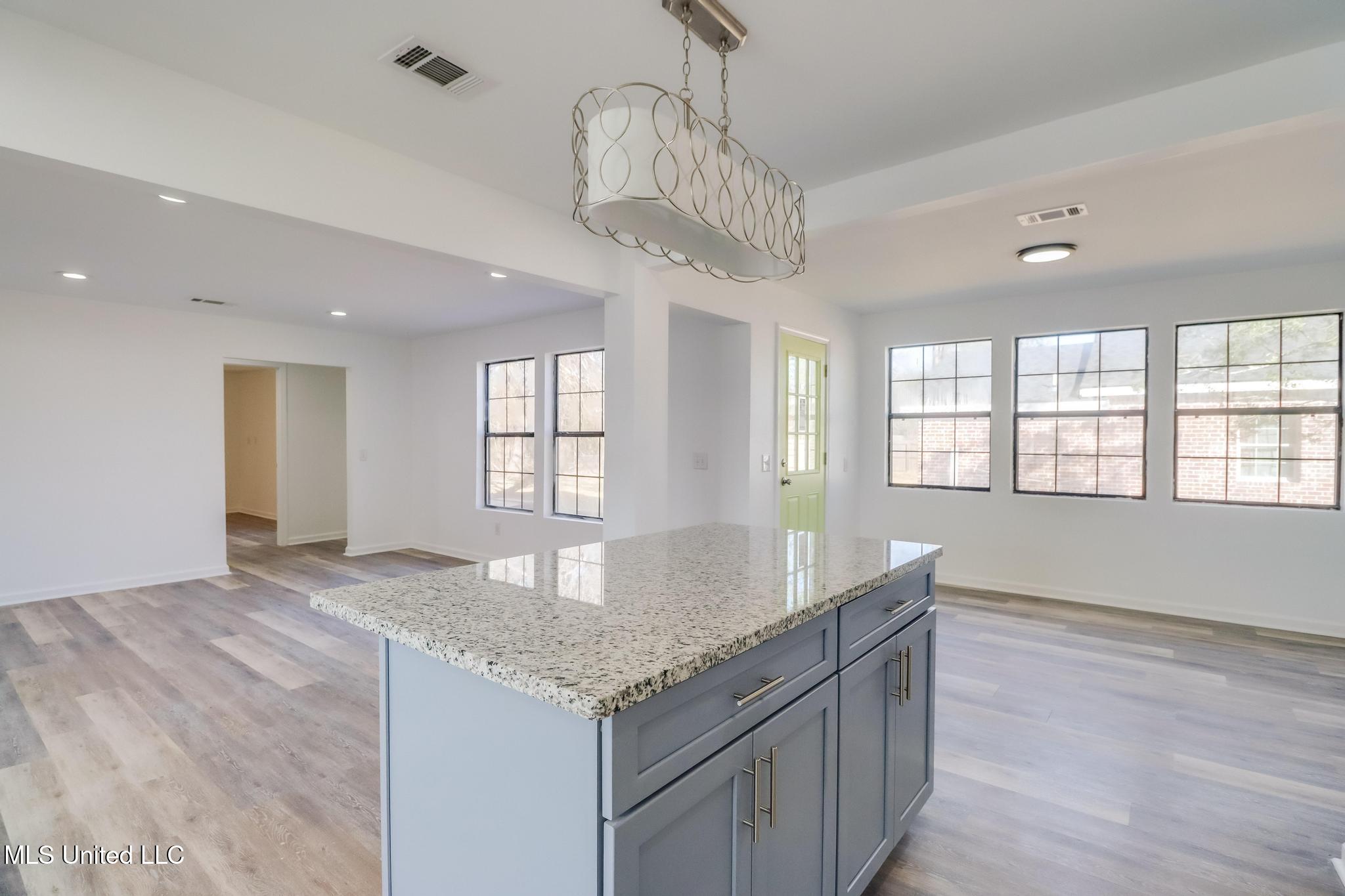 200 La Rosa Road Property Photo 6