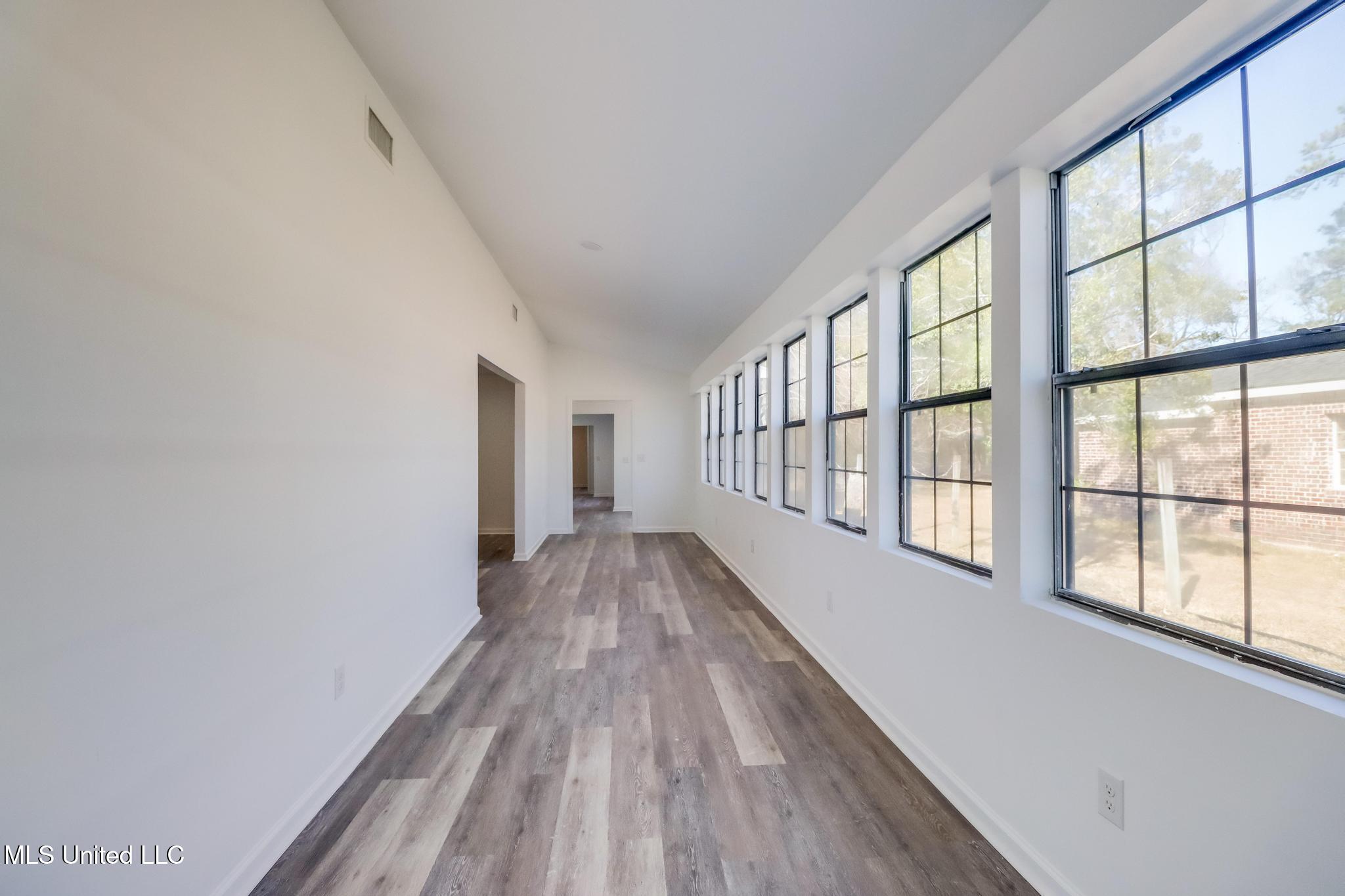 200 La Rosa Road Property Photo 8