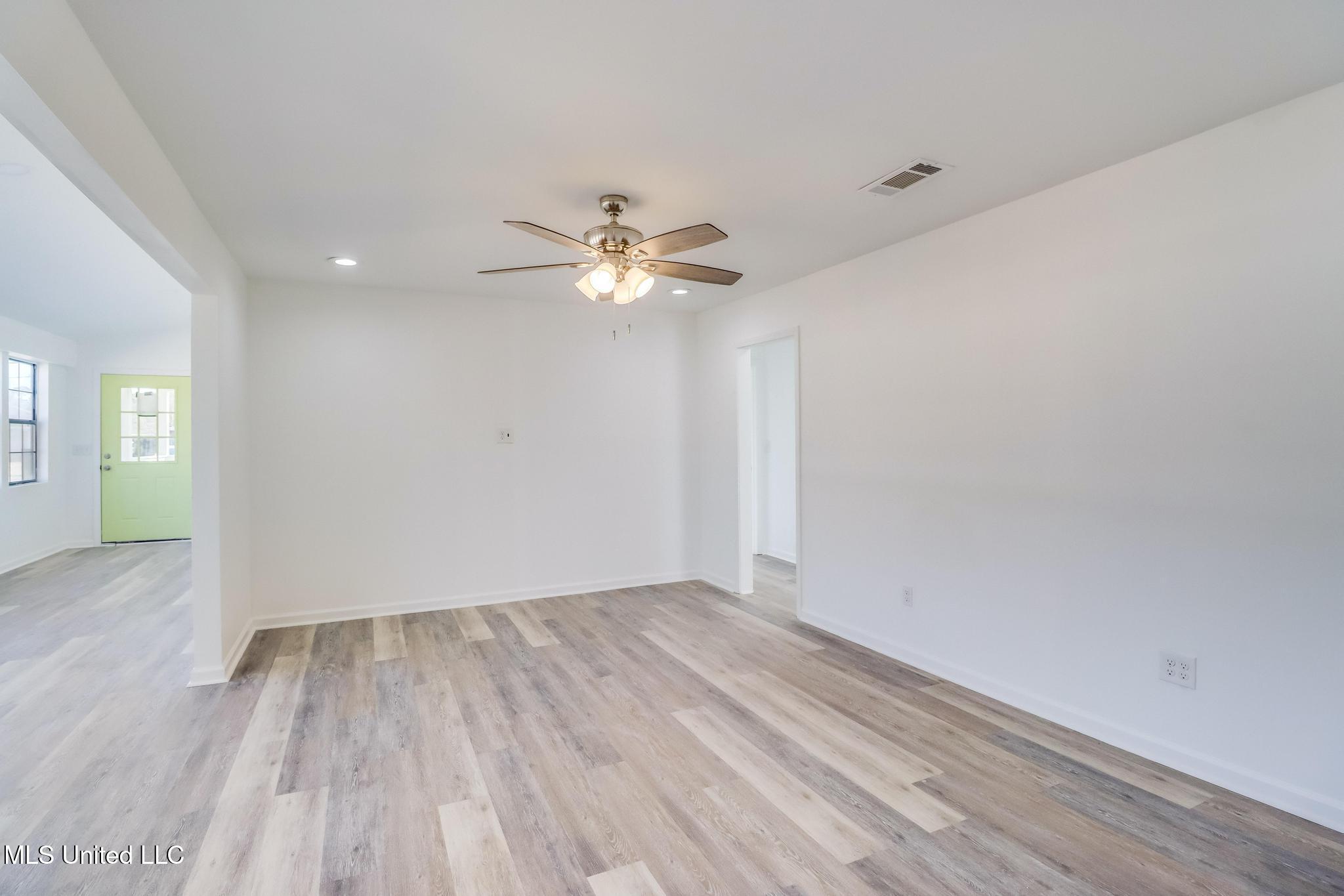 200 La Rosa Road Property Photo 11