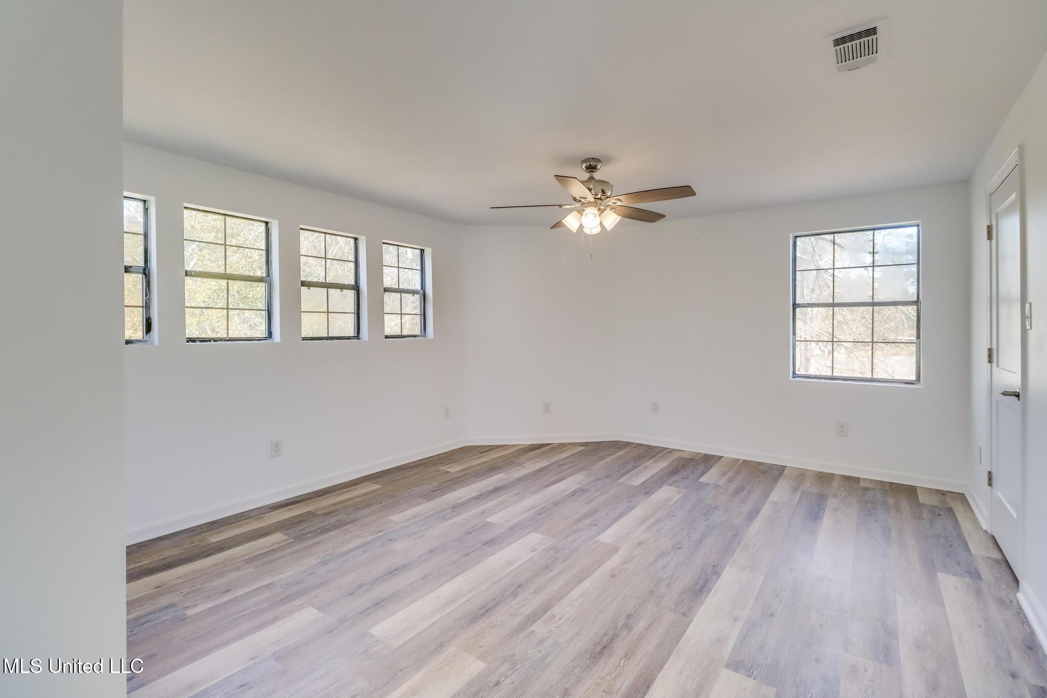 200 La Rosa Road Property Photo 28