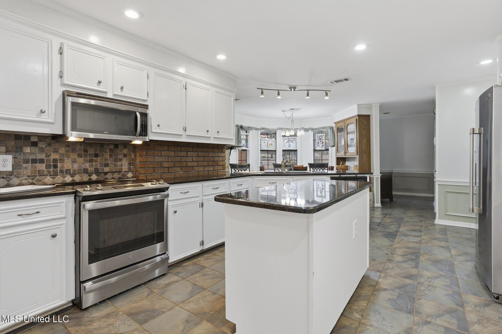 420 Shadow Lake Cove Property Photo 4