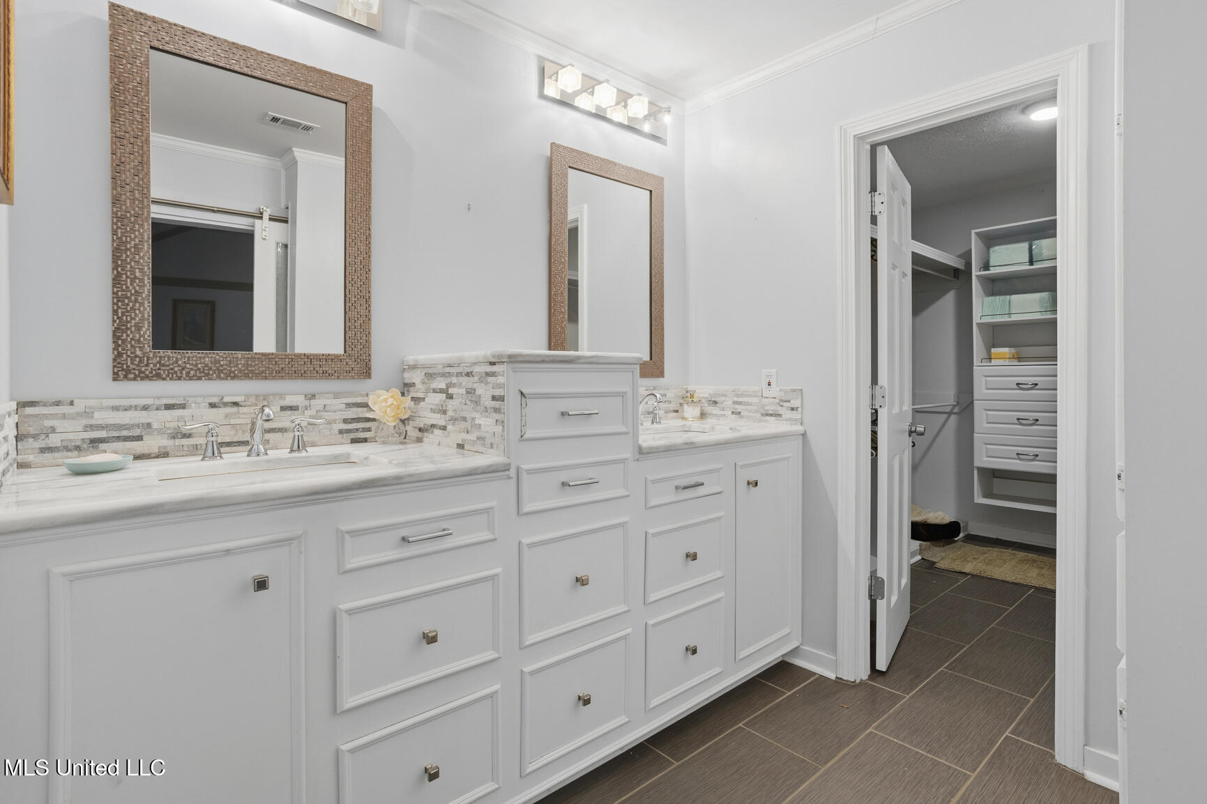 420 Shadow Lake Cove Property Photo 26