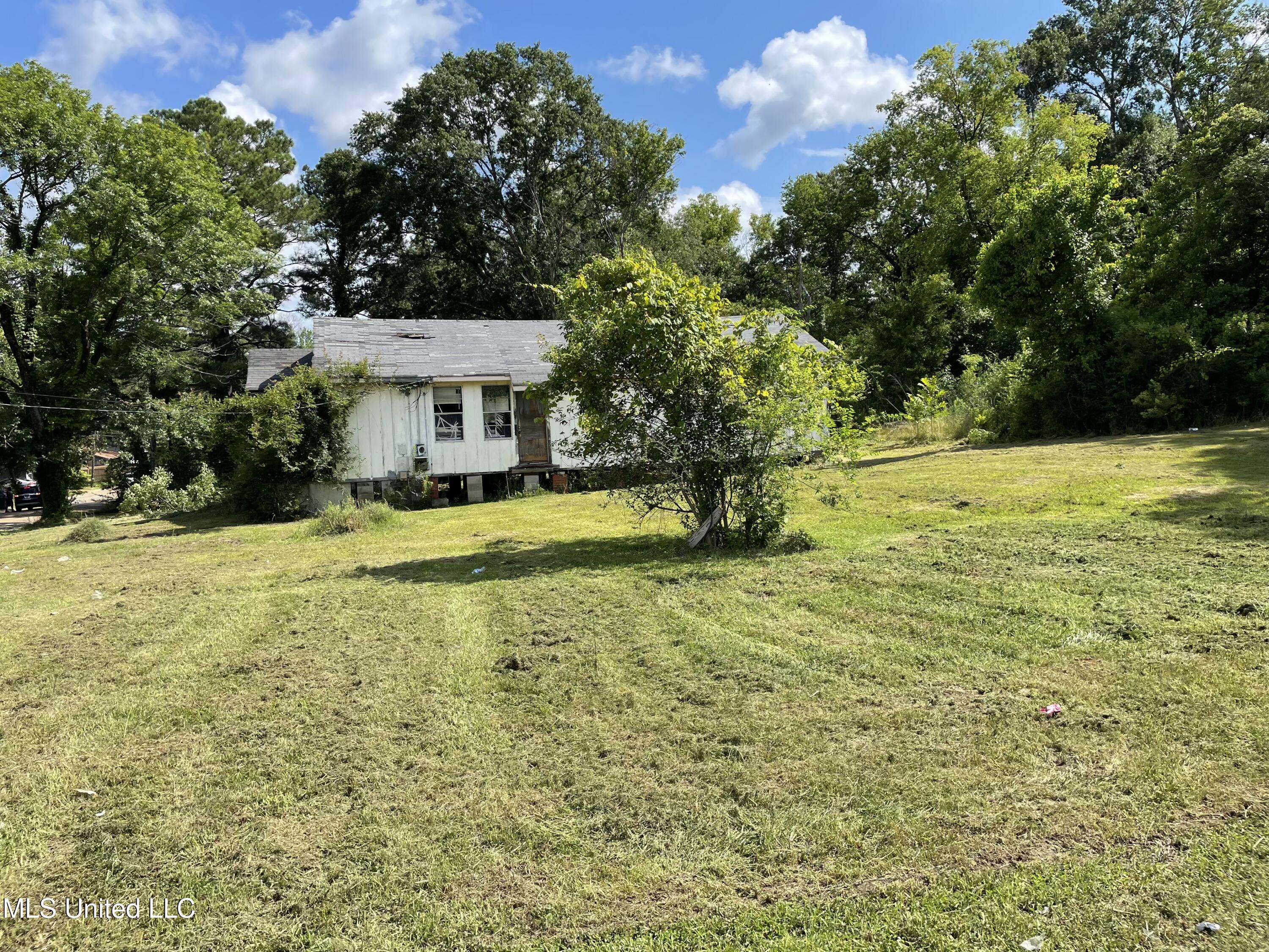 1016-18 Eminence Row Property Photo 3