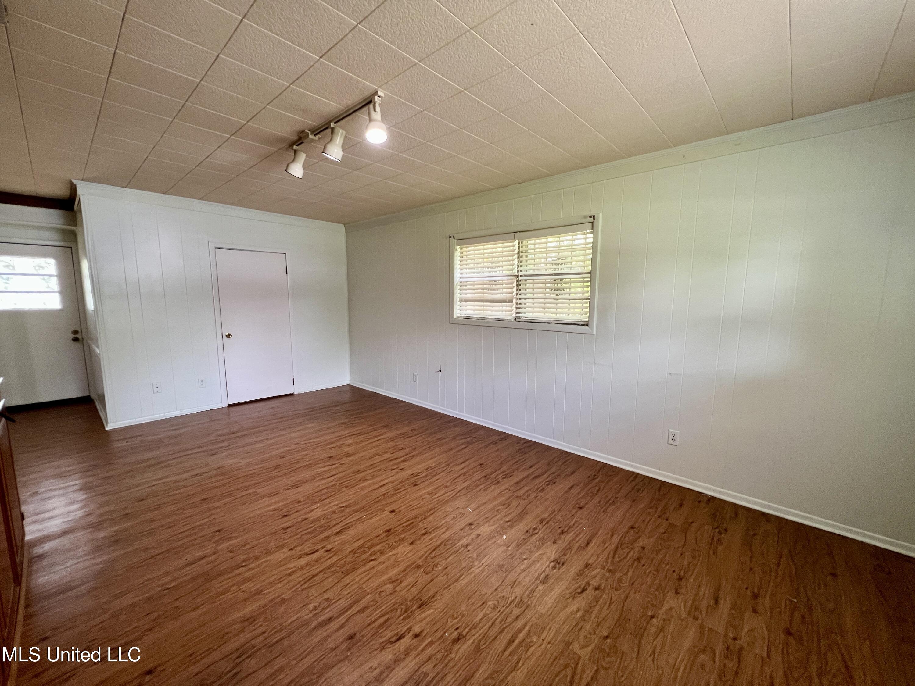 111 E Gresham Street Property Photo 3