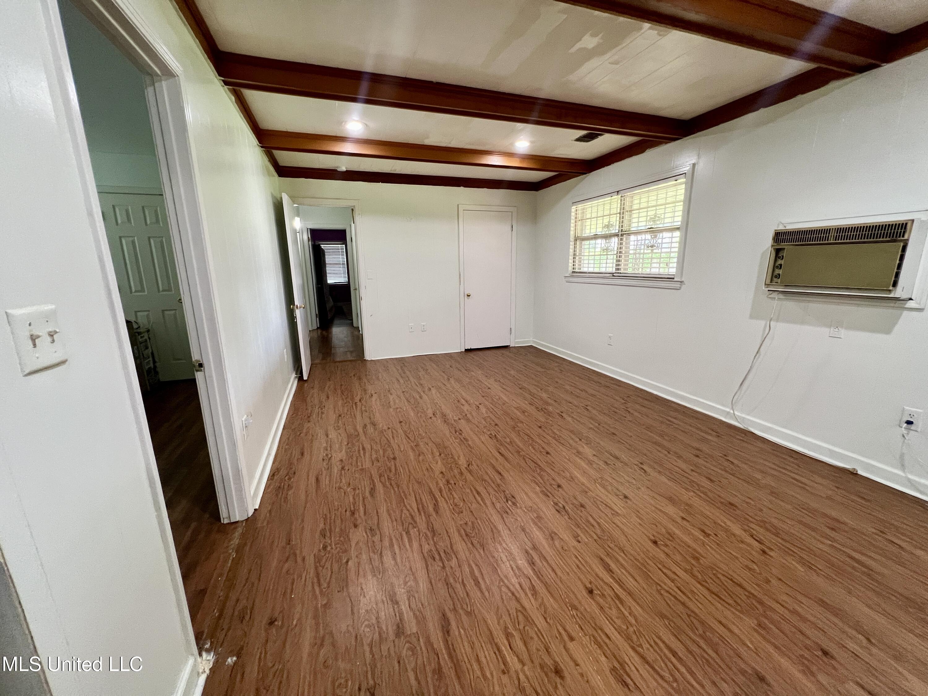 111 E Gresham Street Property Photo 4