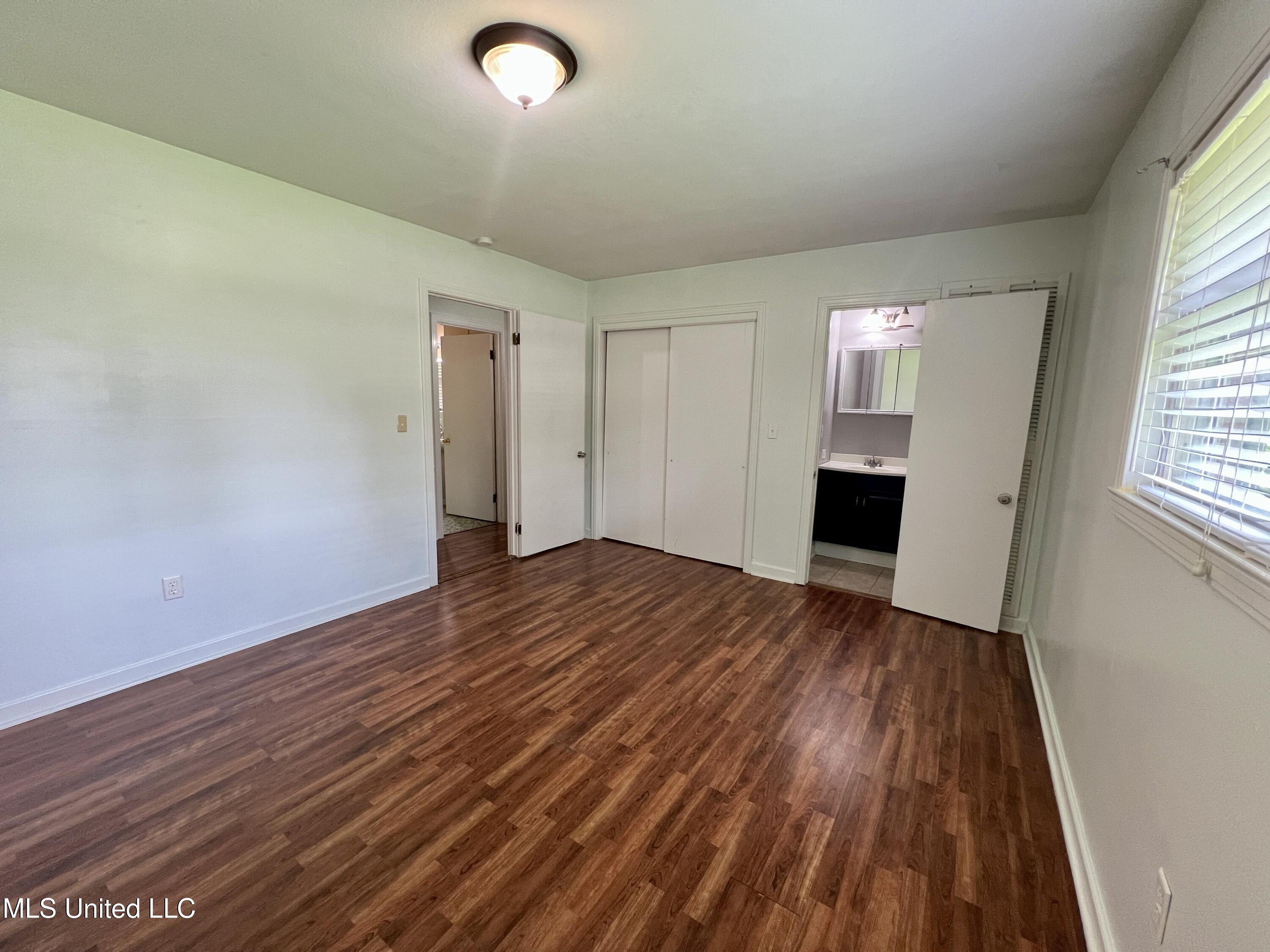 111 E Gresham Street Property Photo 6