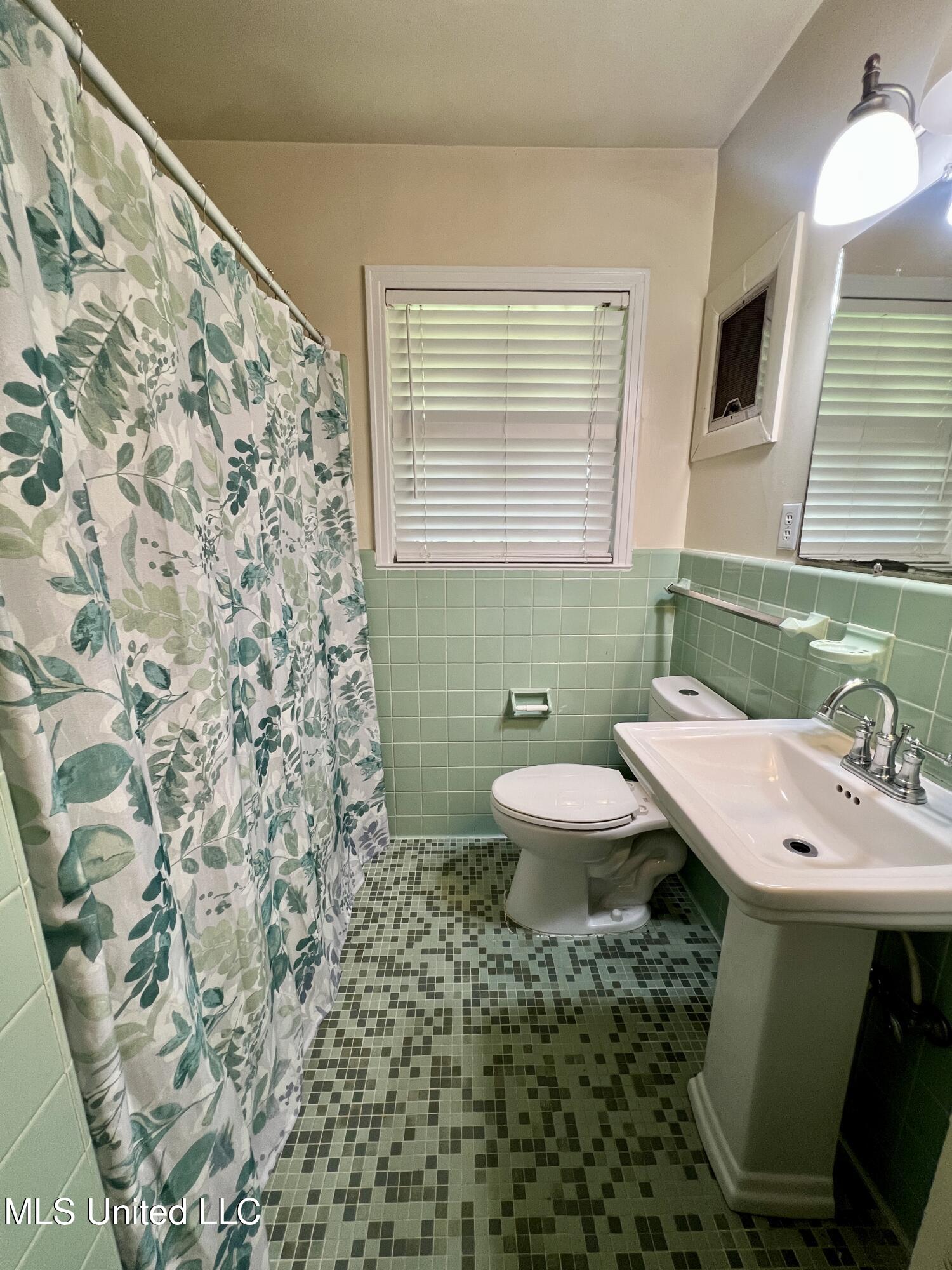 111 E Gresham Street Property Photo 9