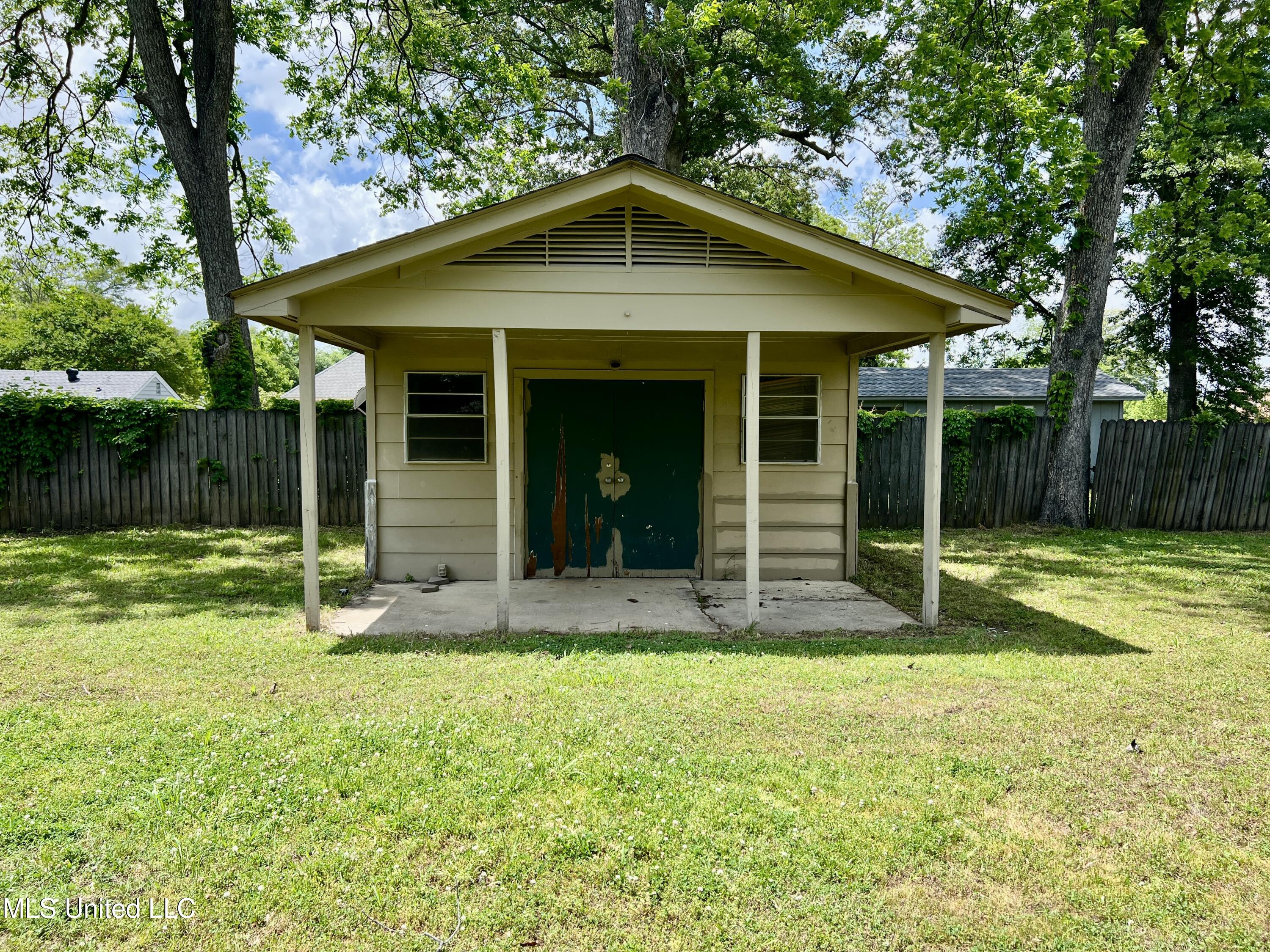 111 E Gresham Street Property Photo 11