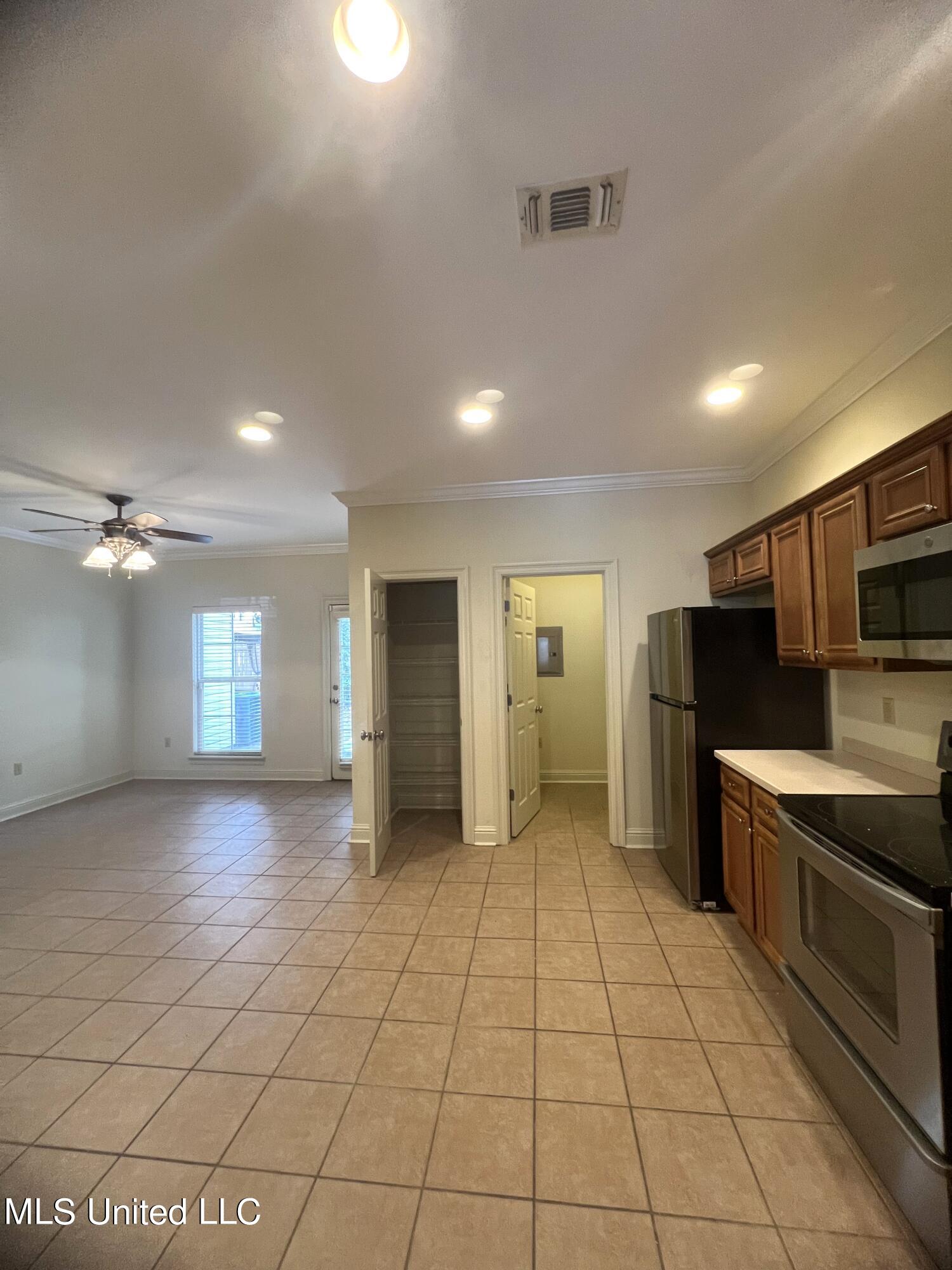 918 Jefferson Drive Property Photo 6