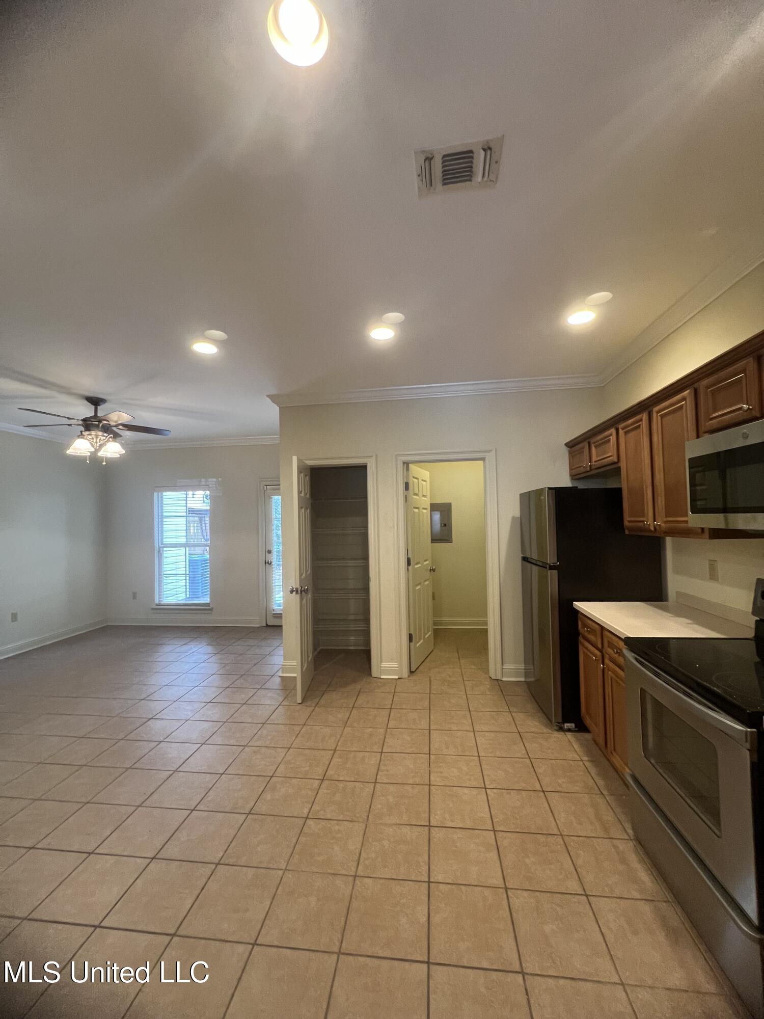 918 Jefferson Drive Property Photo 8