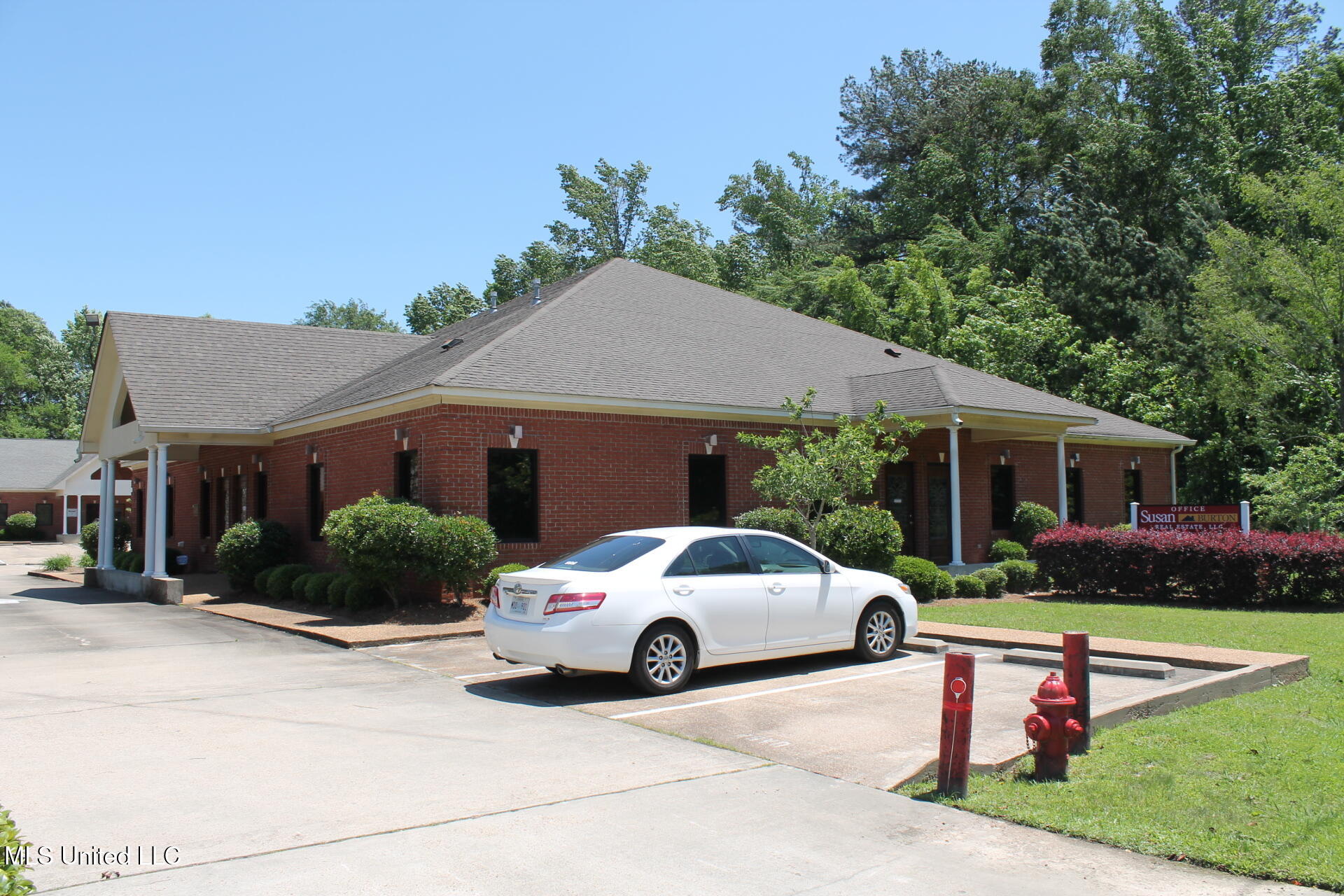 875 Northpark Drive Property Photo 3