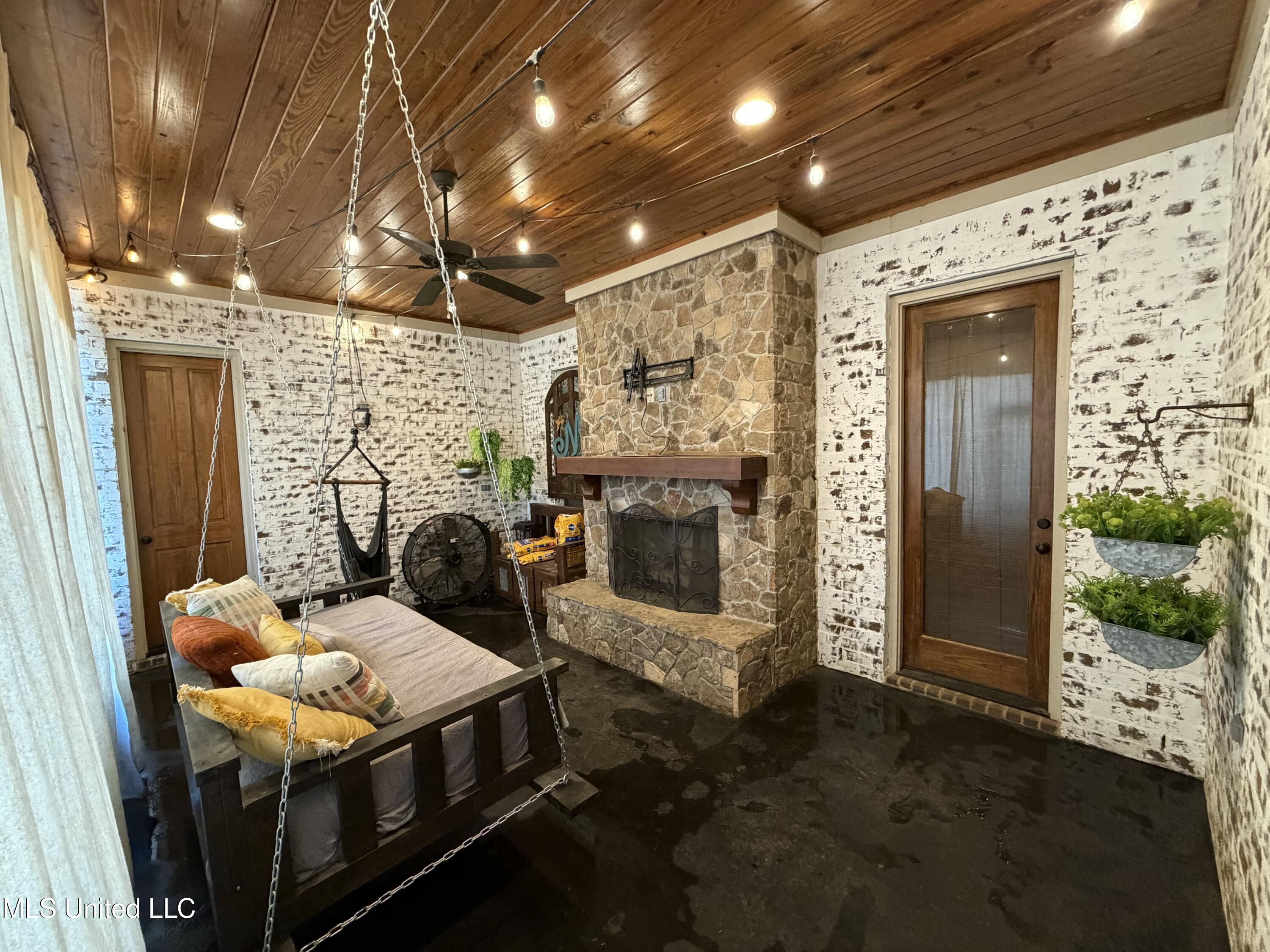 424 Stonewater Cove Property Photo 21