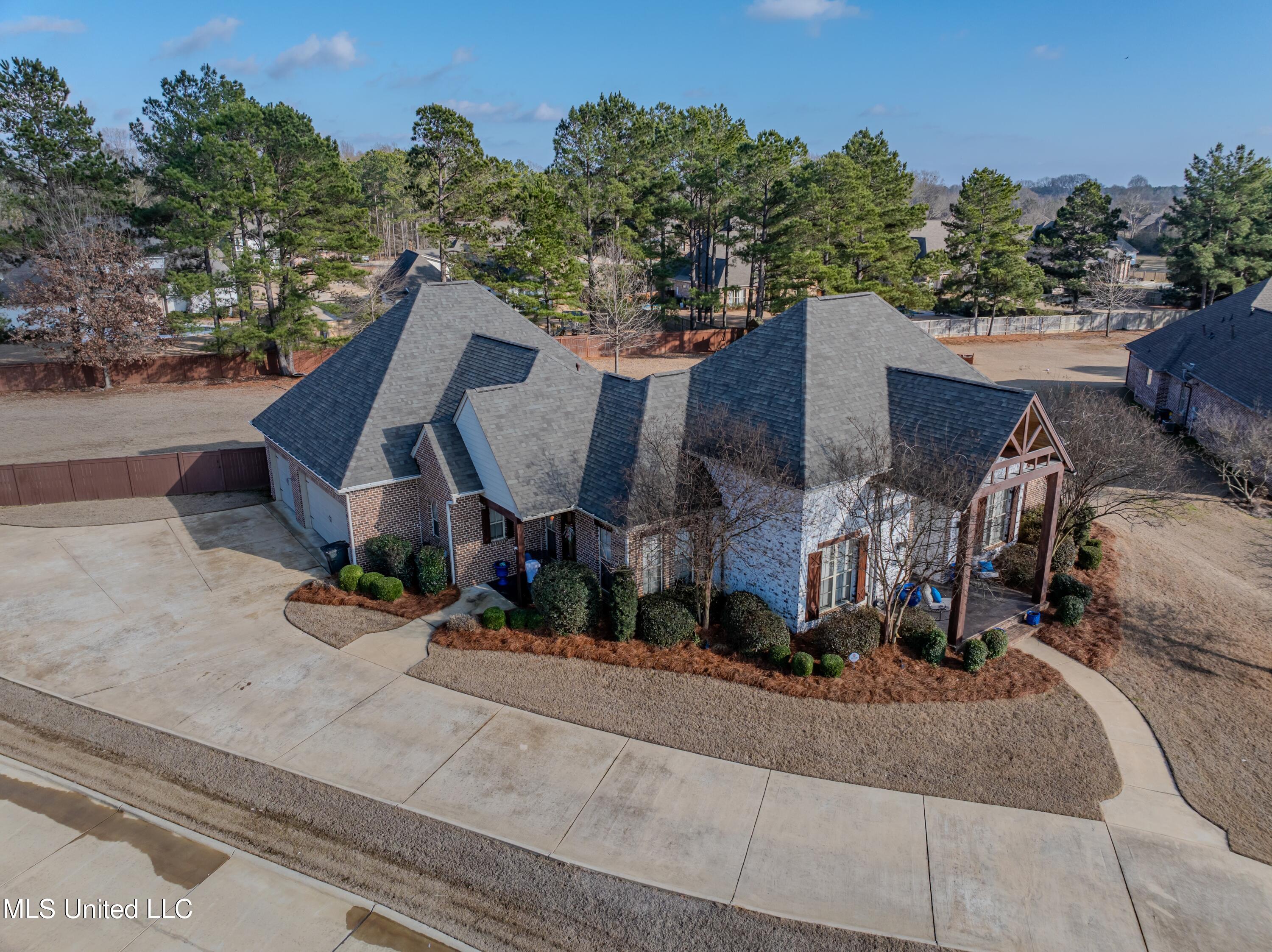 424 Stonewater Cove Property Photo 28