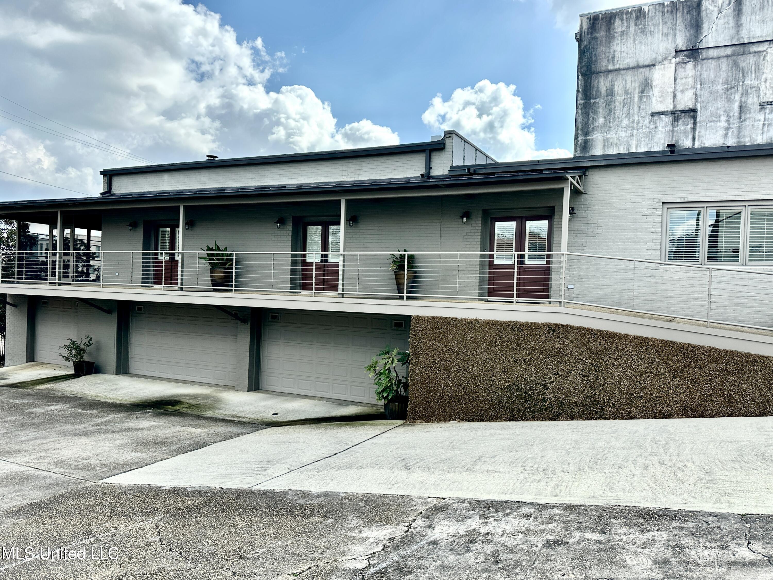 126 N Broadway Property Photo 2