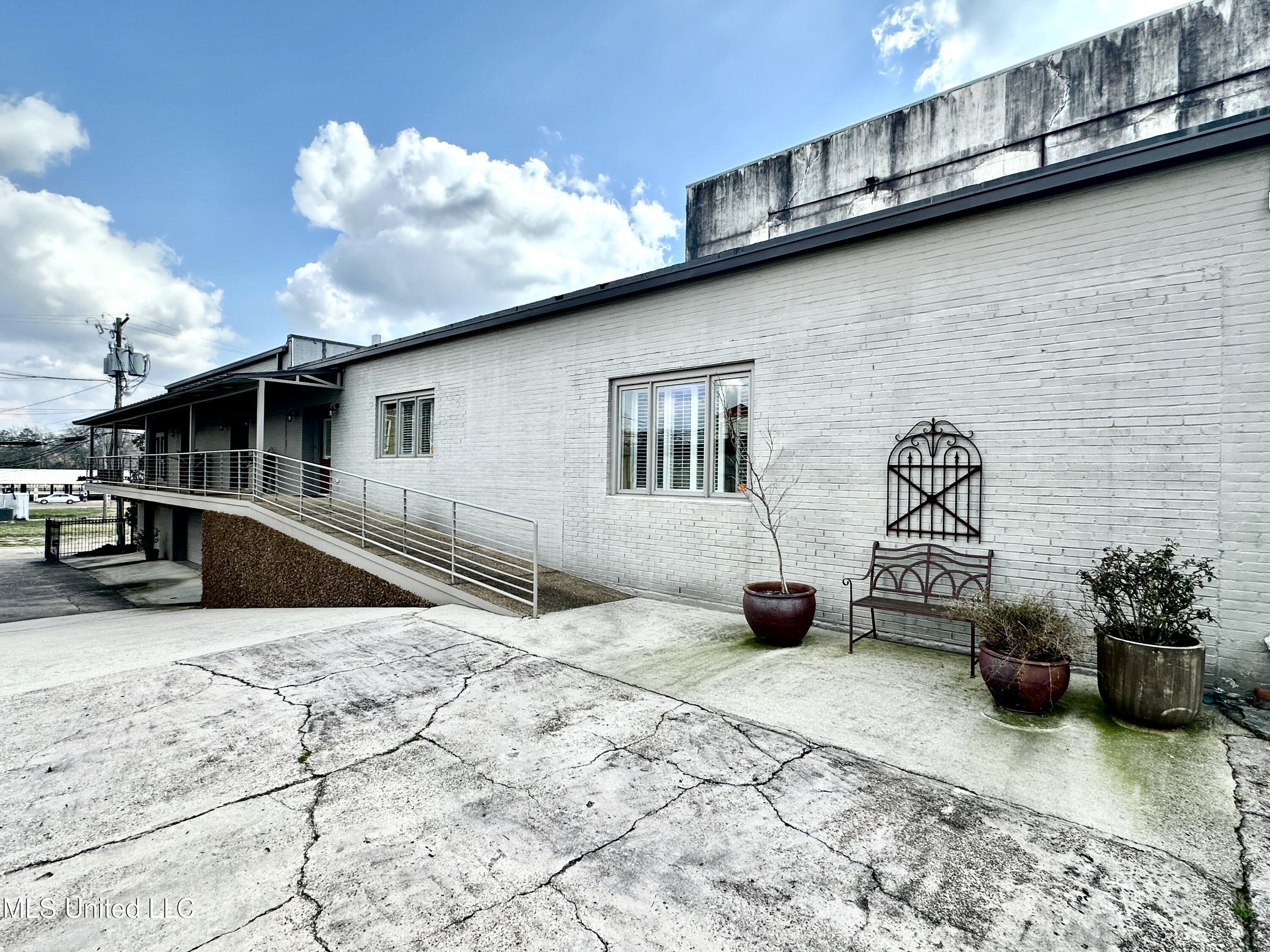 126 N Broadway Property Photo 3
