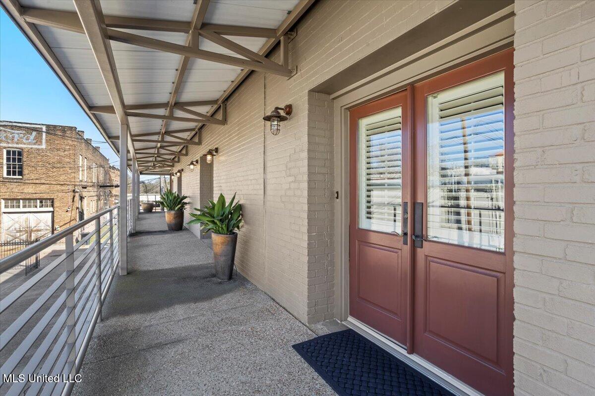 126 N Broadway Property Photo 4