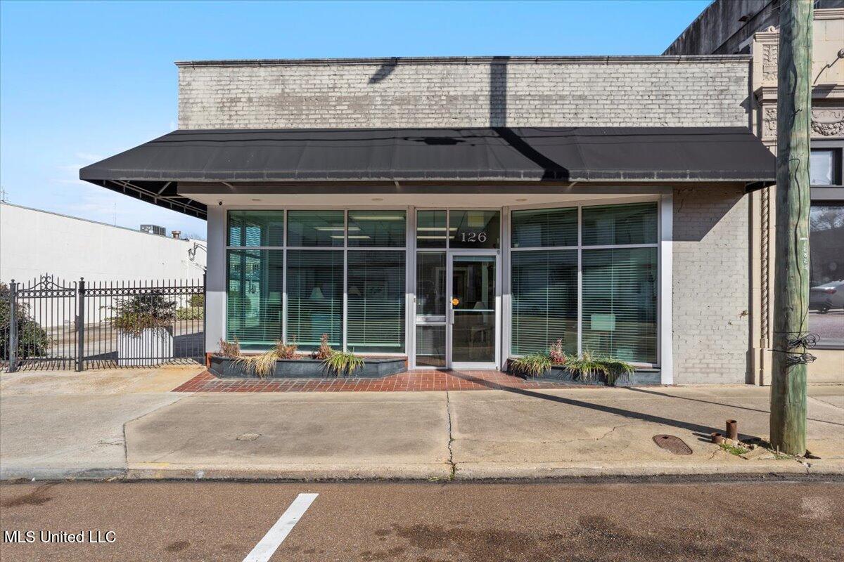 126 N Broadway Property Photo 5