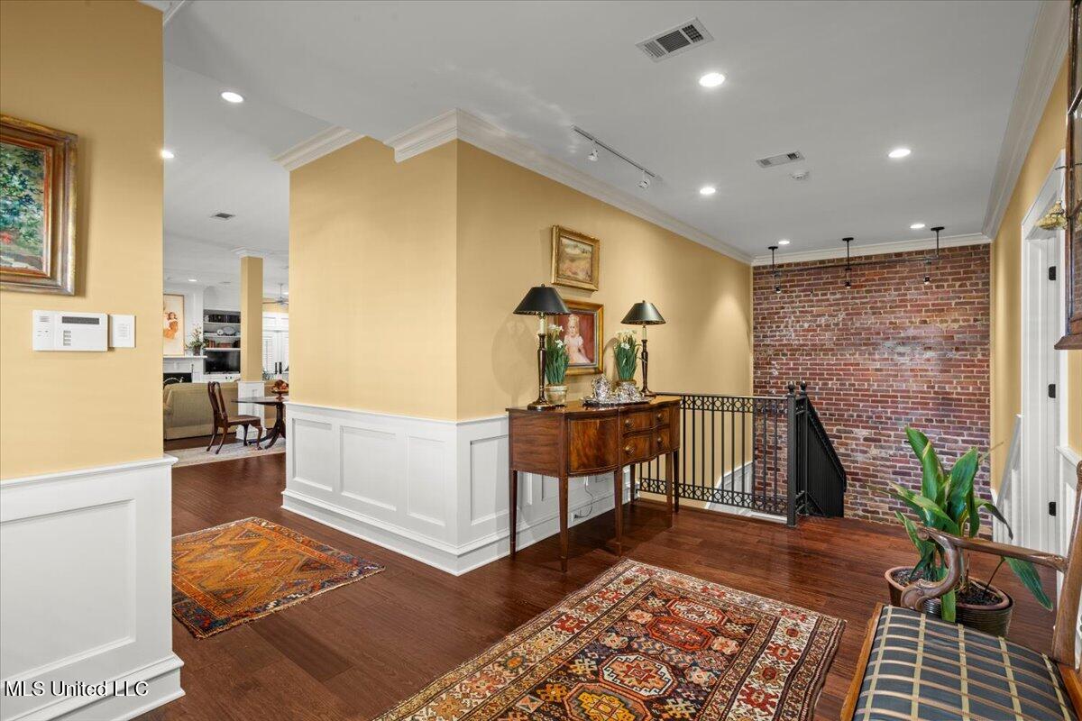 126 N Broadway Property Photo 7