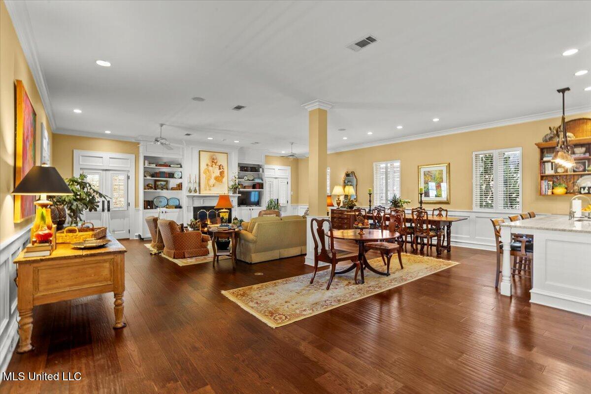 126 N Broadway Property Photo 8