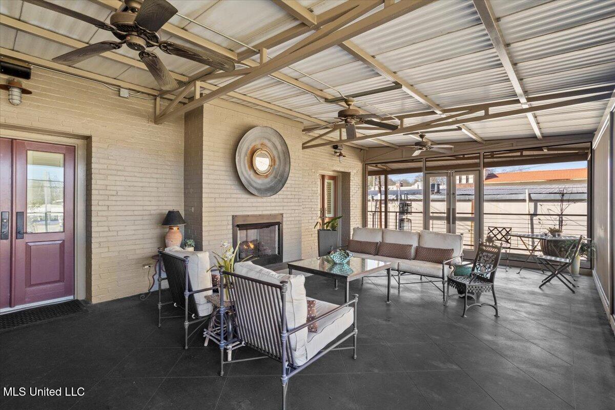 126 N Broadway Property Photo 15