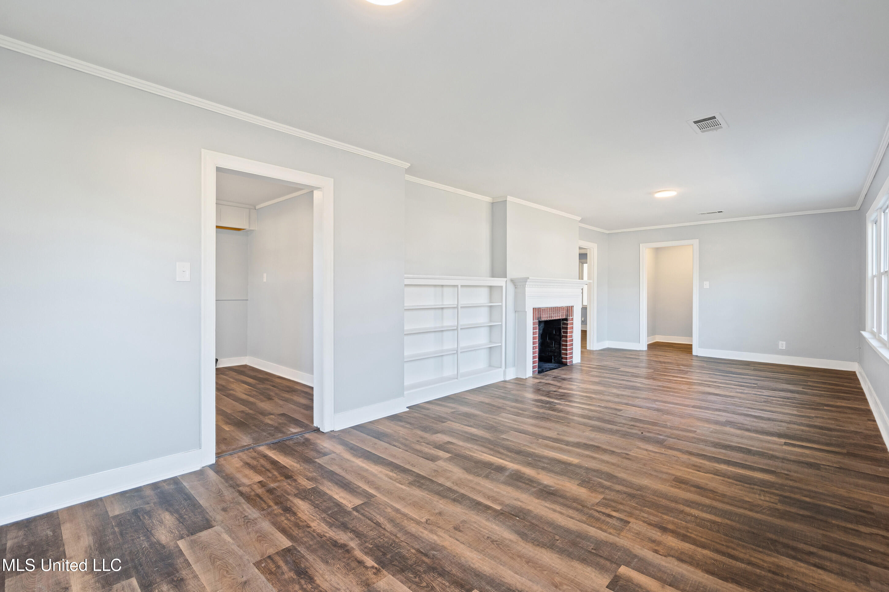 210 West Street Property Photo 4