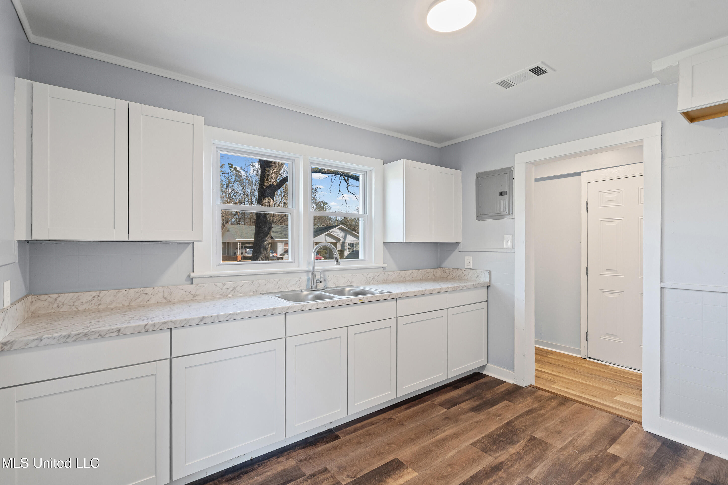 210 West Street Property Photo 5